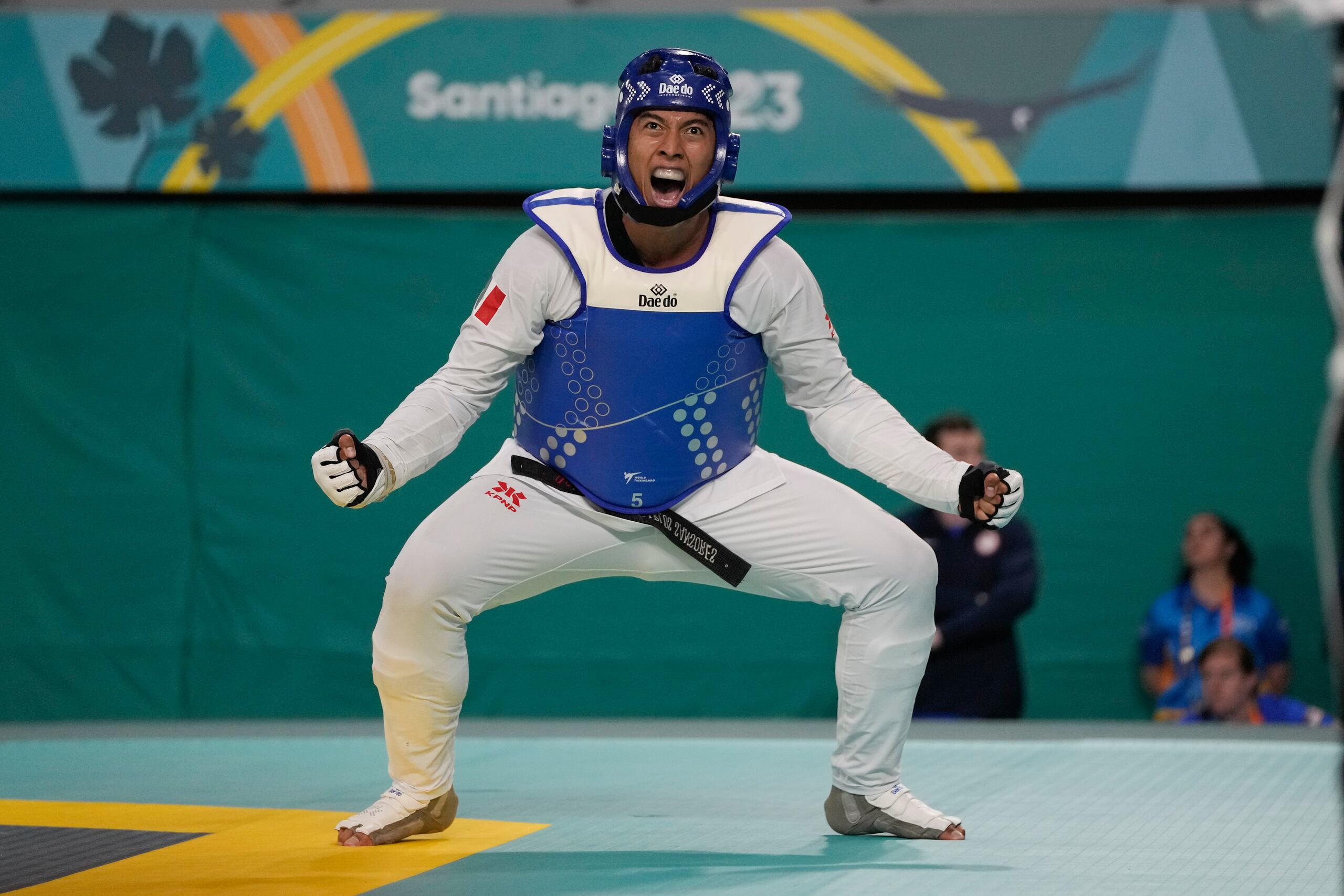 El mexicano Carlos Sansores celebra tras vencer al estadounidense Daniel Healy para llevarse la medalla de oro en la división +80kg del taekwondo de los Juegos Panamericanos en Santiago, Chile, el lunes 23 de octubre de 2023. (AP Foto/Eduardo Verdugo)