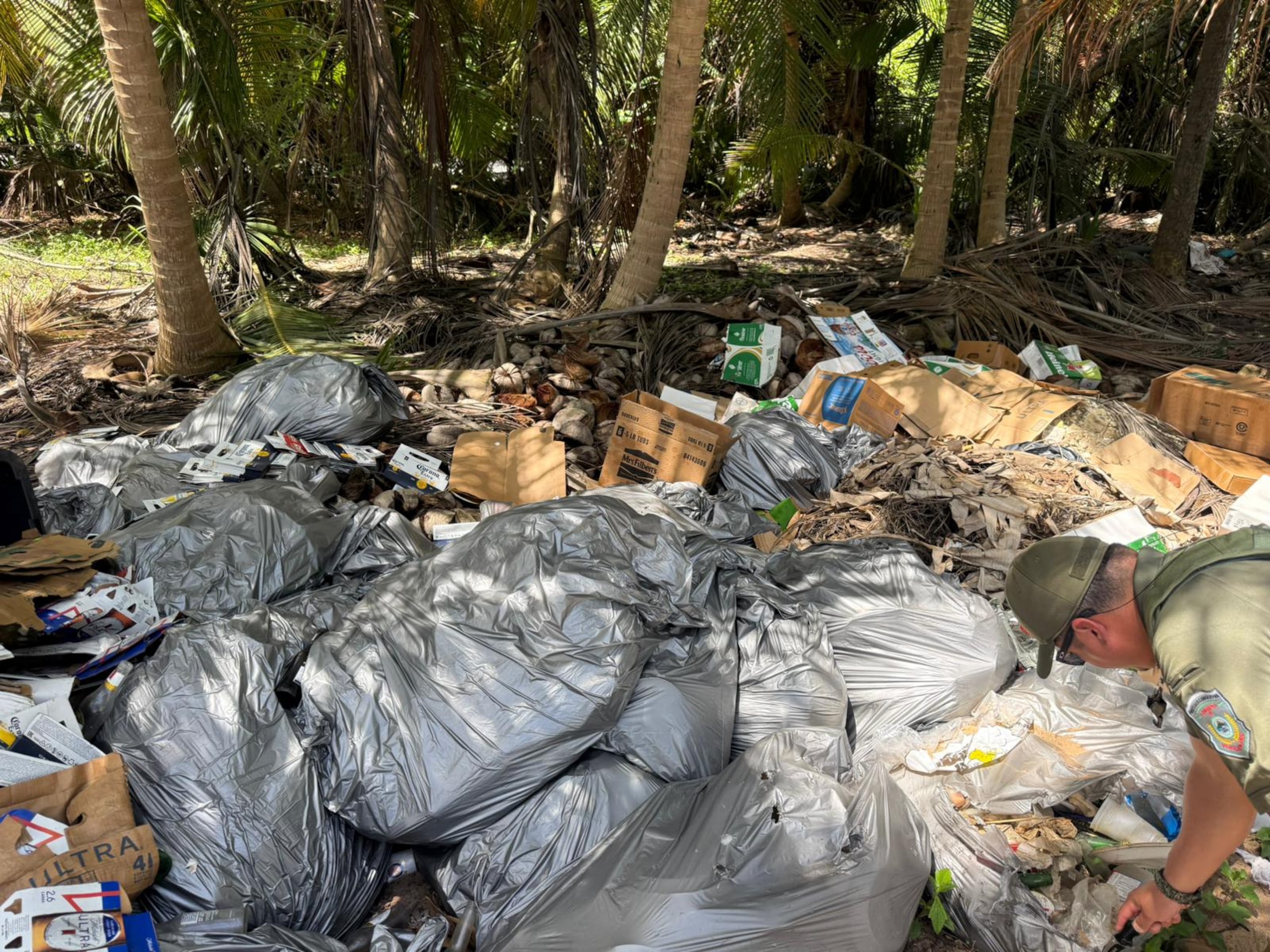Basura encontrada en la playa Vacía Talega, en Loíza, por vigilantes del Departamento de Recursos Naturales y Ambientales.