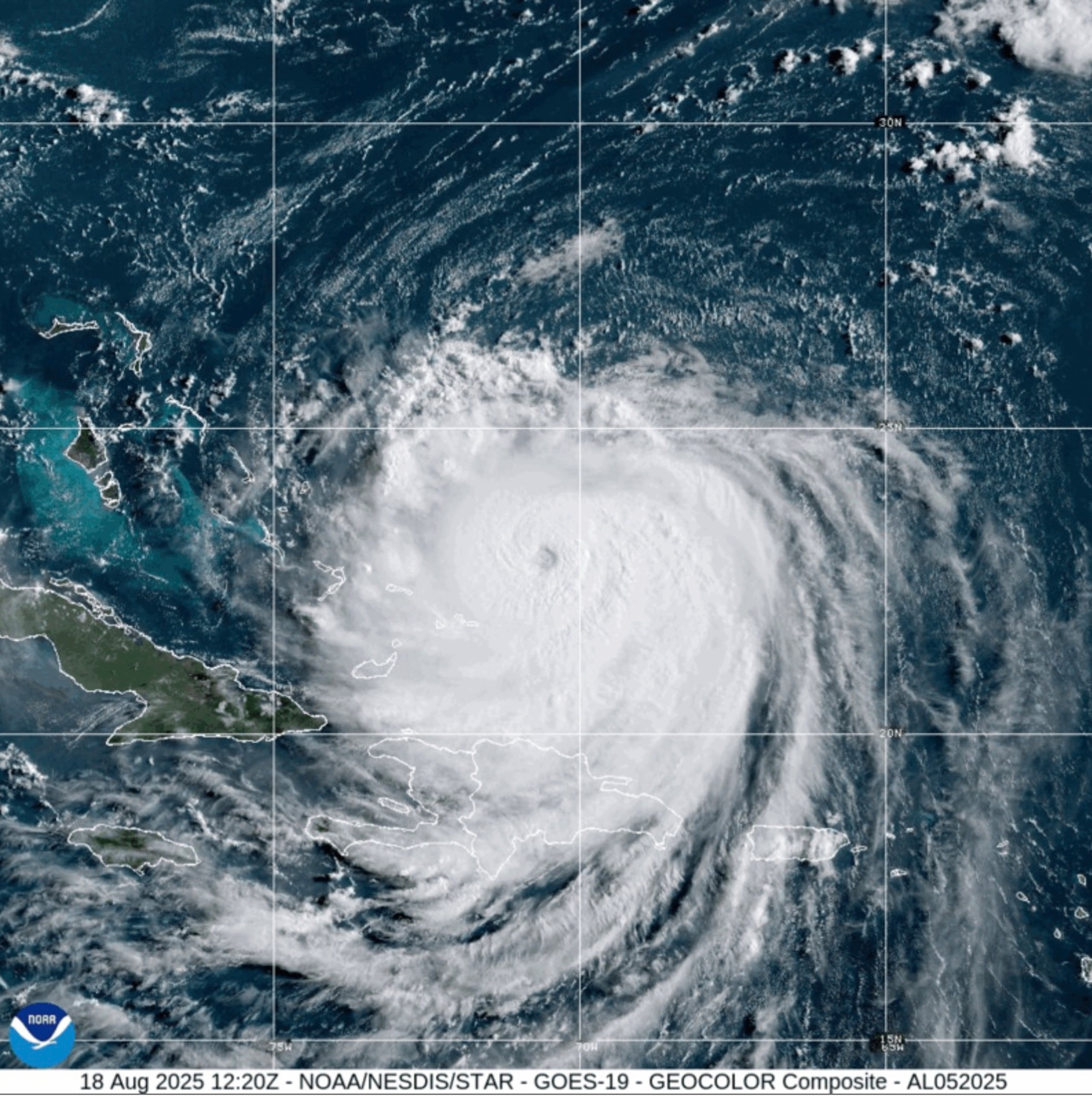 Esta imagen proporcionada por la Oficina Nacional de Administración Oceánica y Atmosférica de Estados Unidos (NOAA, por sus siglas en inglés) muestra al huracán Erin el lunes 18 de agosto de 2025, al este de Cuba. (NOAA vía AP)