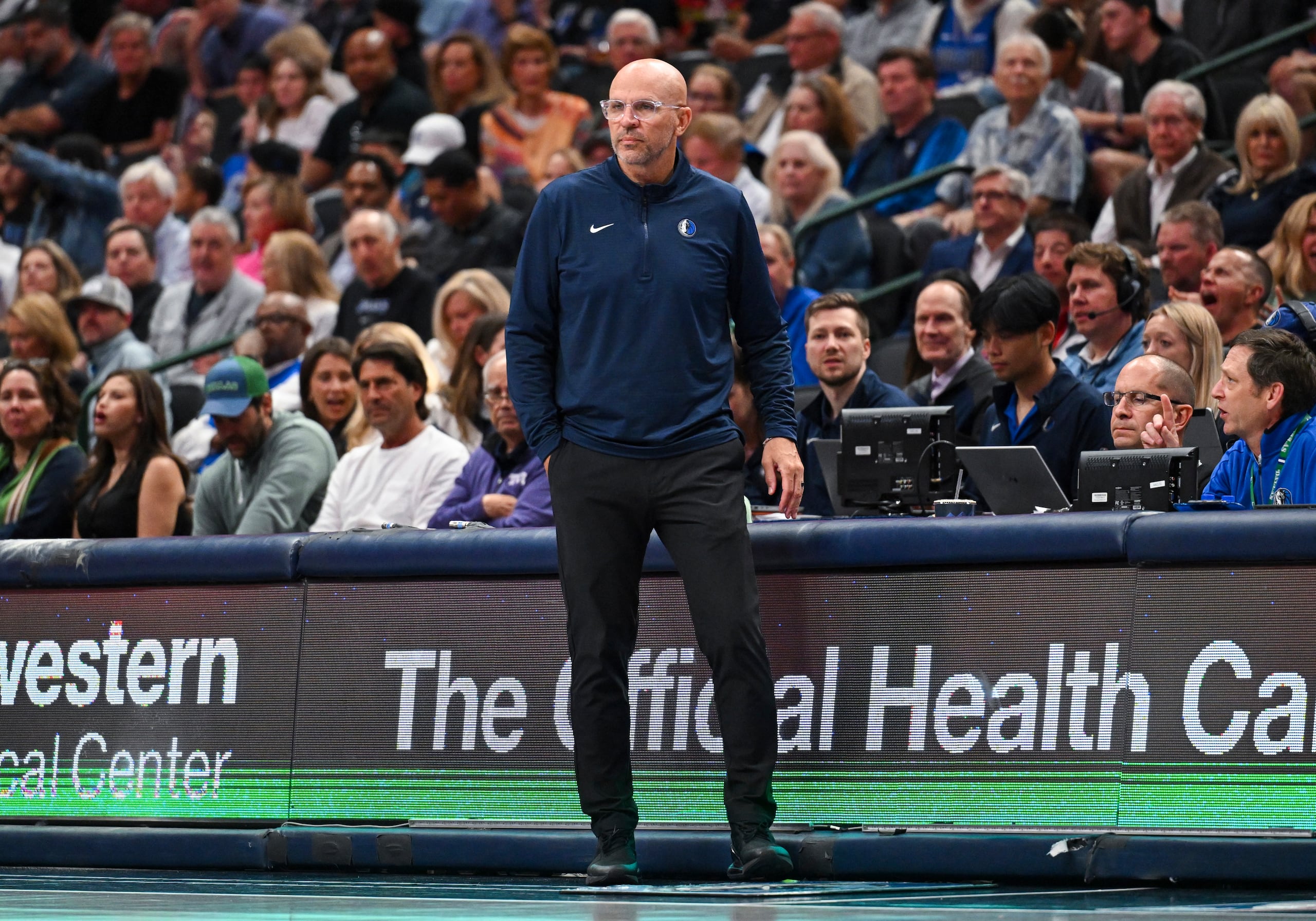 El entrenador de los Mavericks de Dallas, Jason Kidd, observa la cancha durante el encuentro ante los Nets de Brooklyn el lunes 31 de marzo del 2025. (AP Foto/Albert Pena)