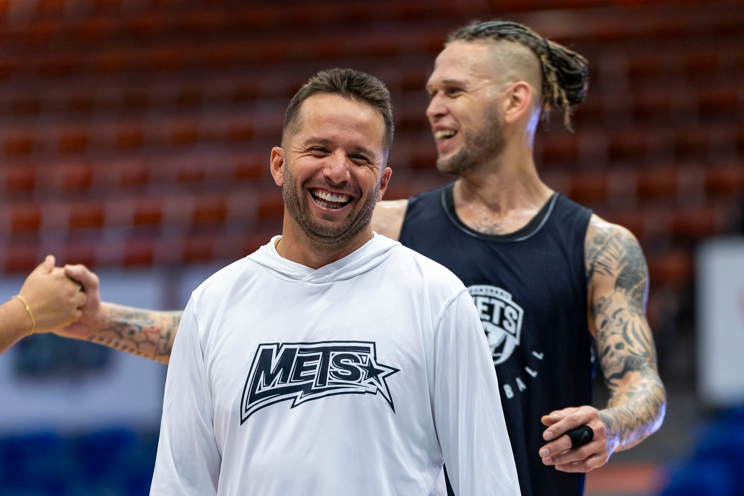 José Juan Barea durante una práctica de los Mets de Guaynabo en el Coliseo Mario "Quijote" Morales. En el fondo, Benito Santiago Jr.