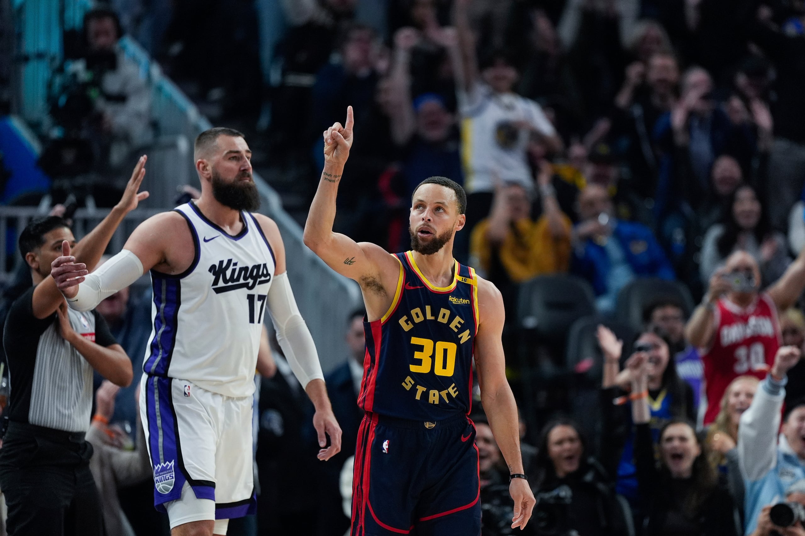 El armador de los Warriors de Golden State, Stephen Curry (30), reacciona tras encestar una canasta de 3 puntos durante la primera mitad de un partido contra los Kings de Sacramento, el jueves 13 de marzo de 2025.