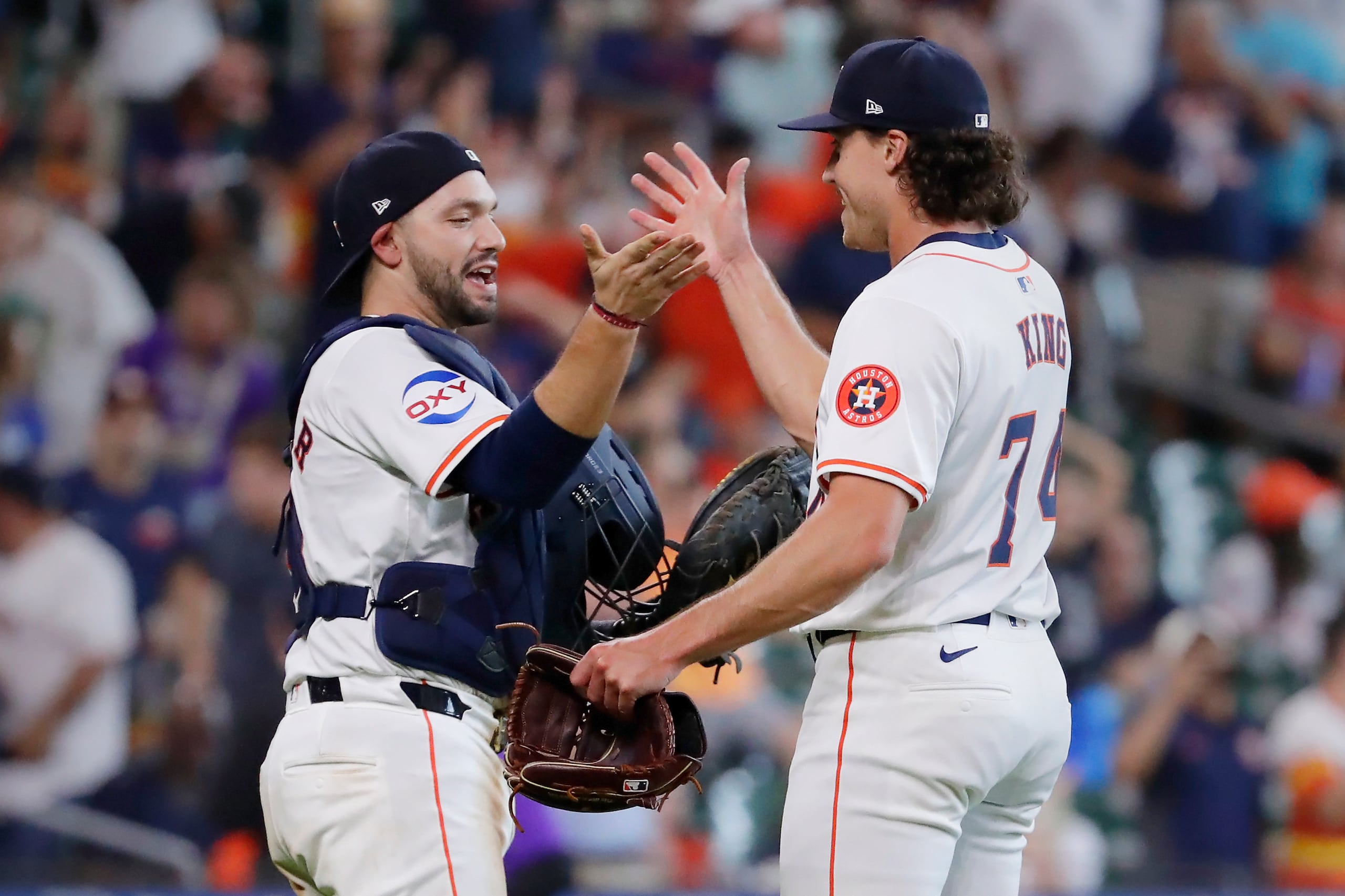El receptor de los Astros, César Salazar, y el relevista Bryan King celebran la victoria que llevó a Houston a la marca de 40-40.