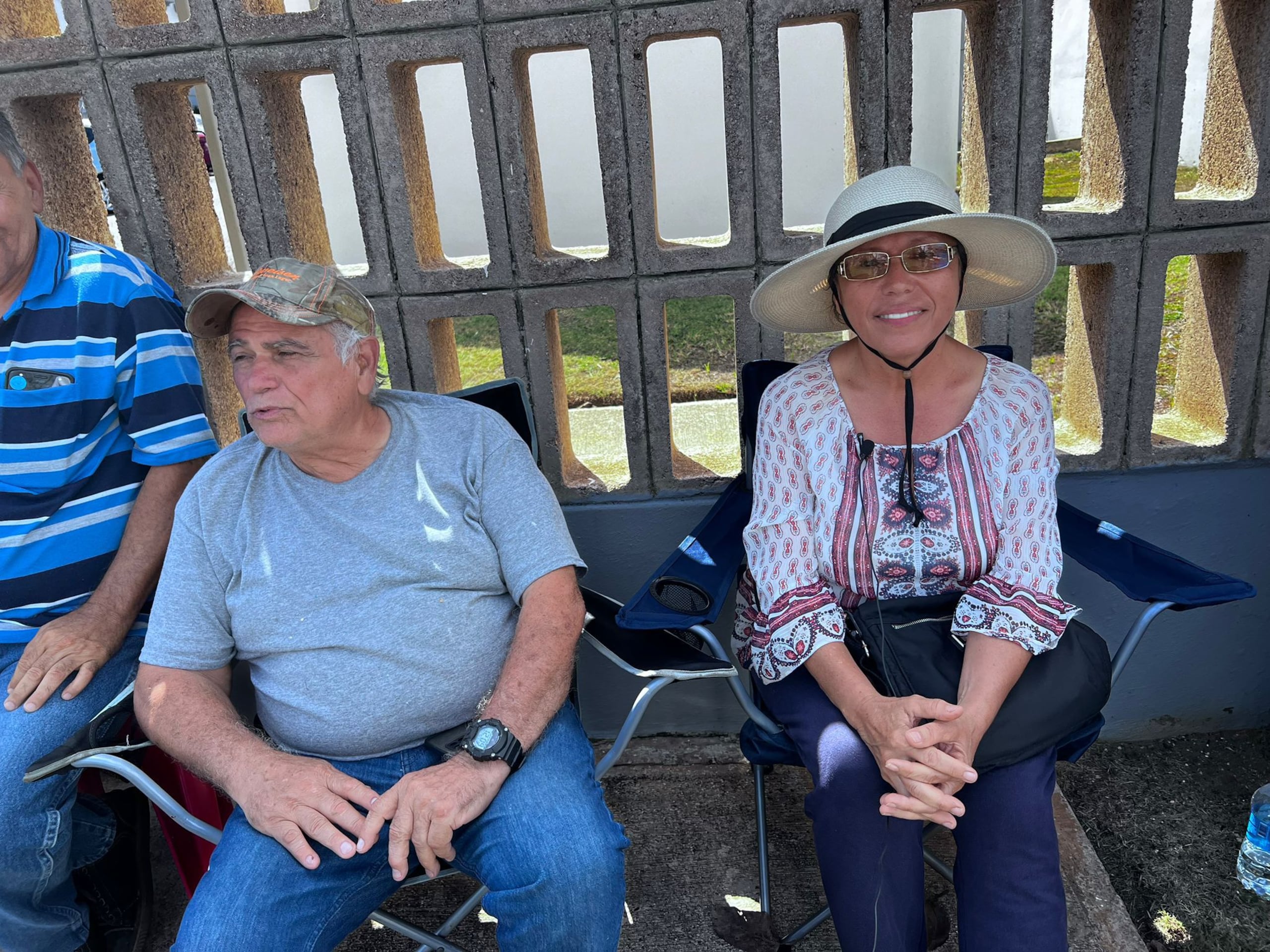 Ángel González y Janet Cortés fueron los primeros en llegar el domingo y desde entonces, se han dado a la tarea de anotar a los presentes y mantener el orden. (Francisco Quiñones Maldonado)