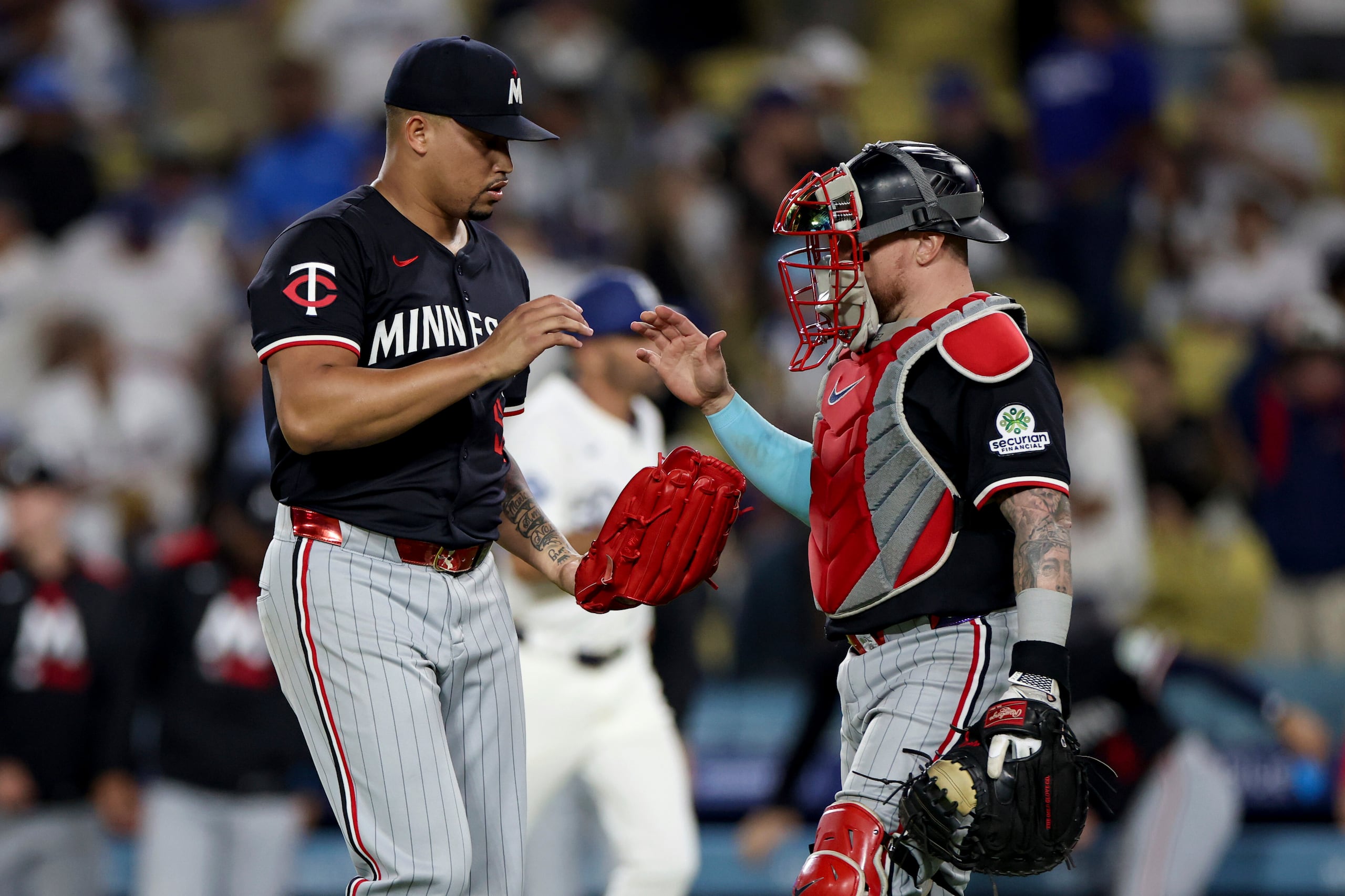 El relevista Jhoan Duran y el receptor boricua Christian Vázquez.