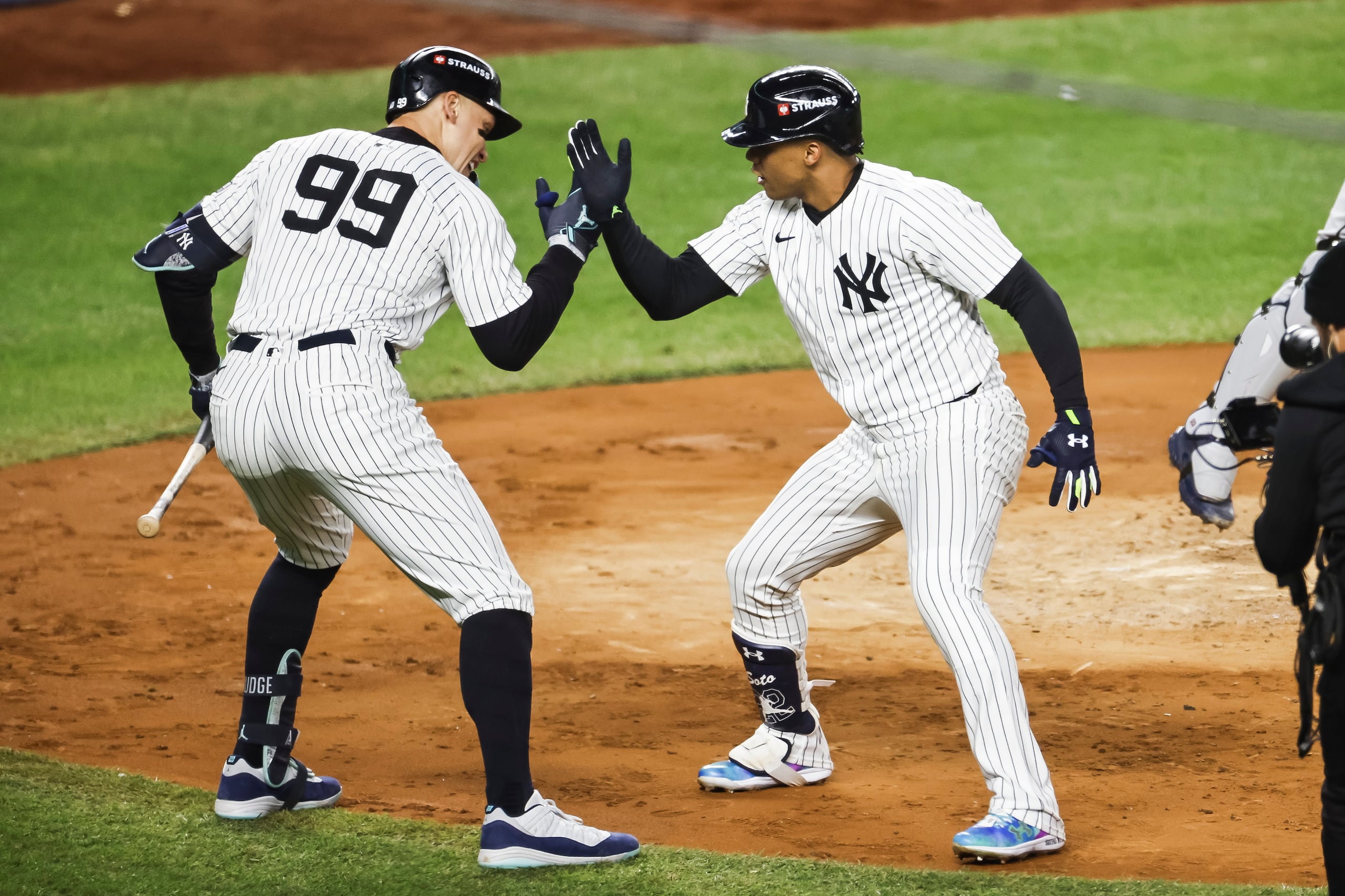Juan Soto celebra con Aaron Judge al llegar al plato, tras haber conectado un cuadrangular durante un partido. Ambos son candidatos a MVP de la Liga Americana.