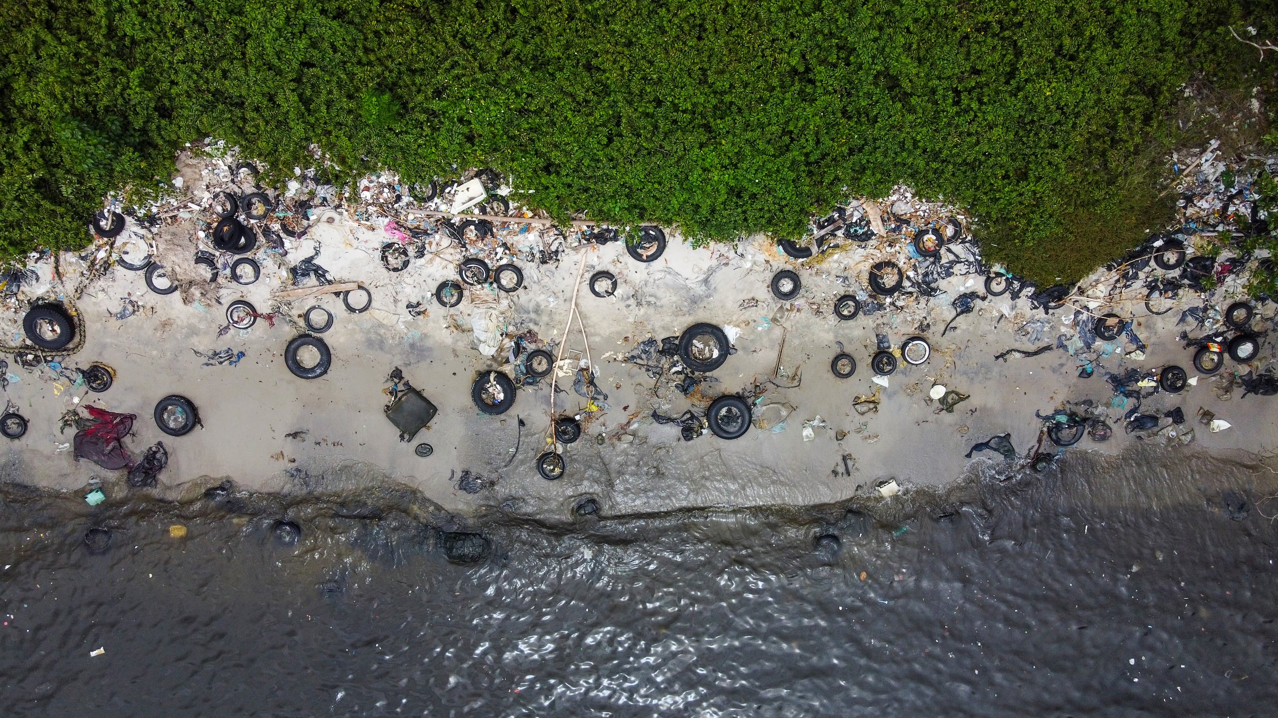 Fotografía de basura en una de las playas de la Isla de Pombeba este viernes, en la Bahía de Guanabara, en Río de Janeiro, en Brasil. (EFE/ André Coelho)