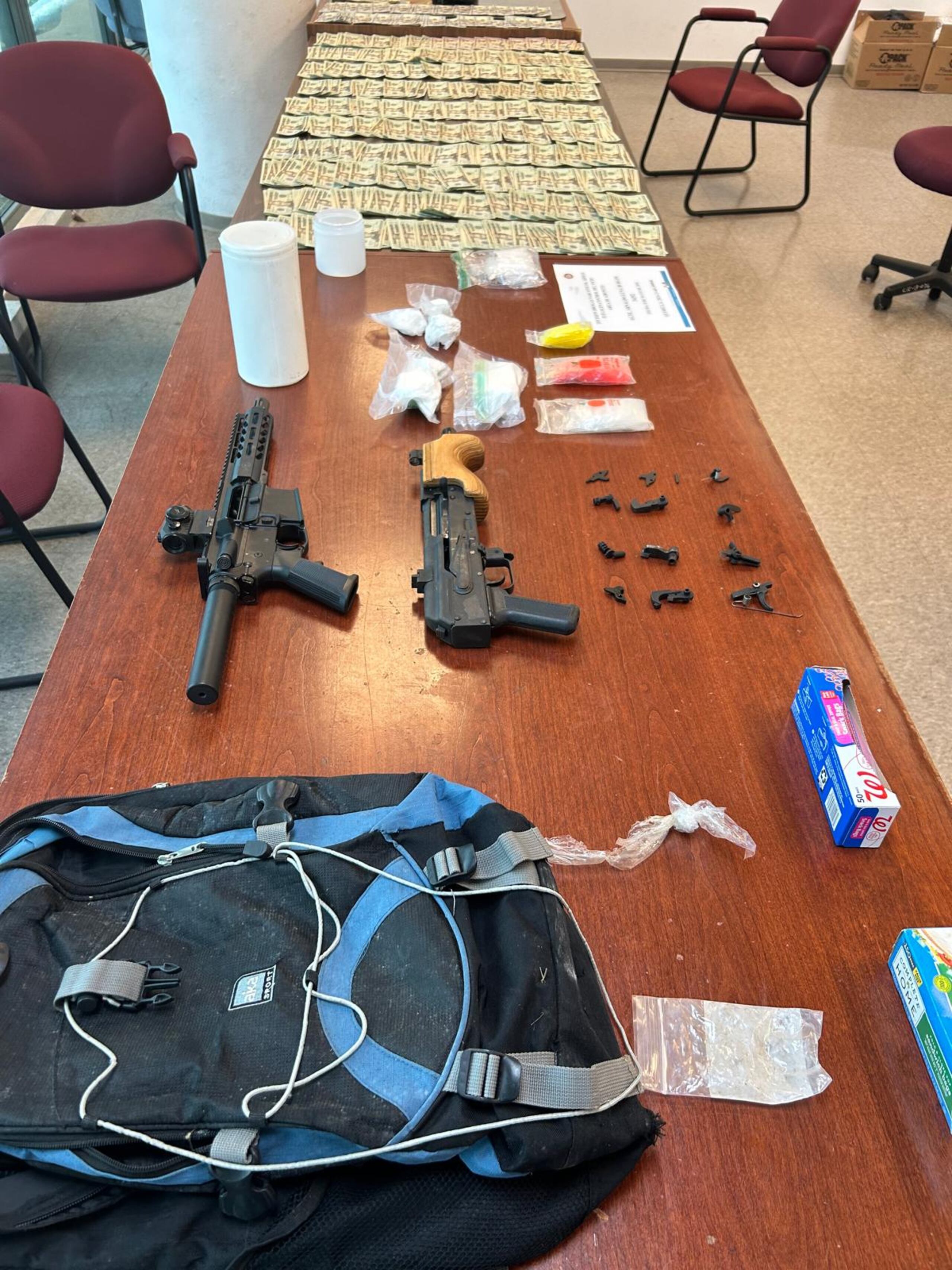 Ocupado durante el diligenciamiento de una orden de registró para un automóvil tras el arresto de un hombre en la barriada San Luis, en Aibonito.