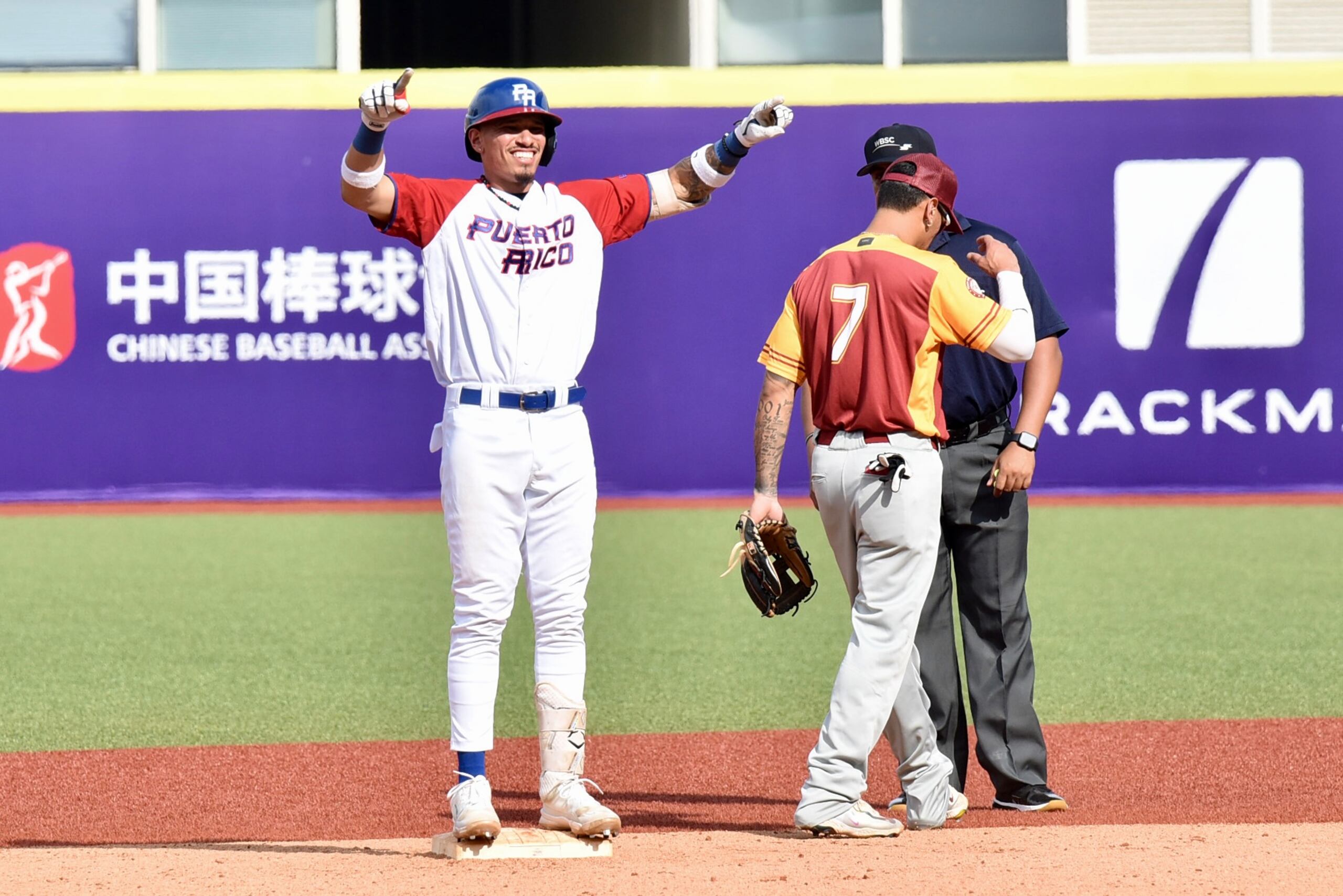 Jankel Ortiz celebra al embasarse.