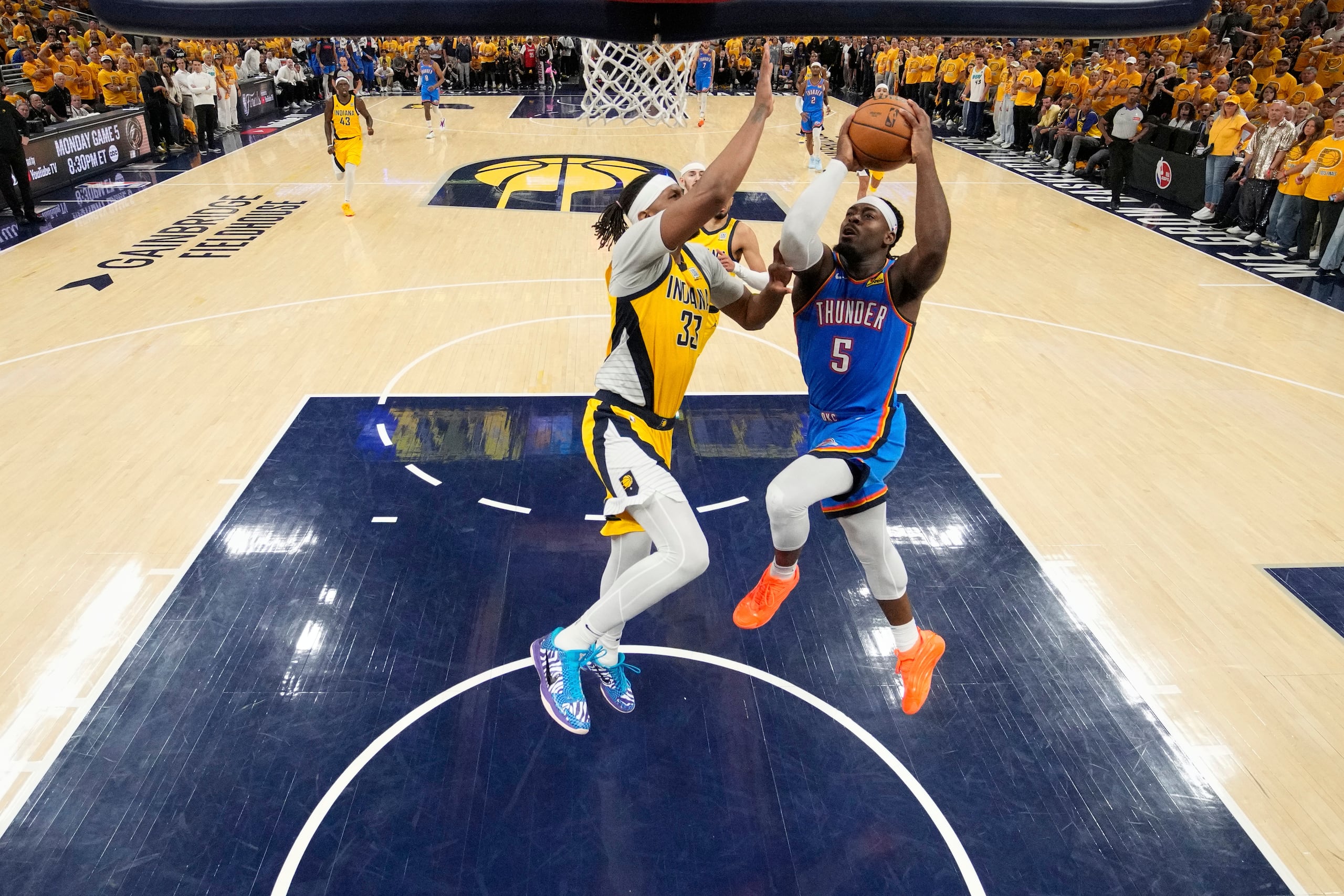 El base del Thunder de Oklahoma City Luguentz Dort lanza el balón mientras el pívot Myles Turner de los Pacers de Indiana lo defiende en el cuarto juego de la Final de la NBA.