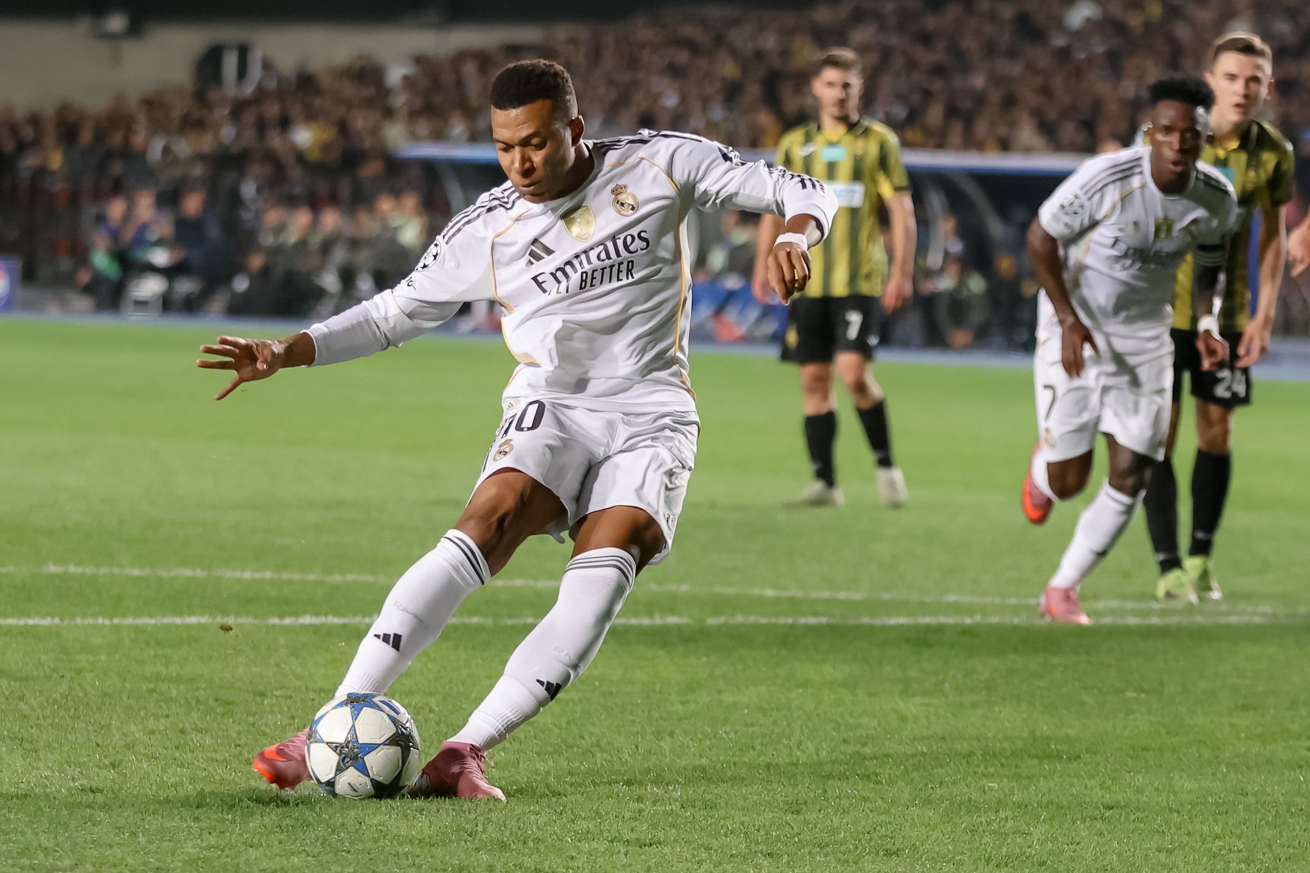 Kylian Mbappé del Real Madrid controla el balón en el encuentro ante el Kairat Almaty.