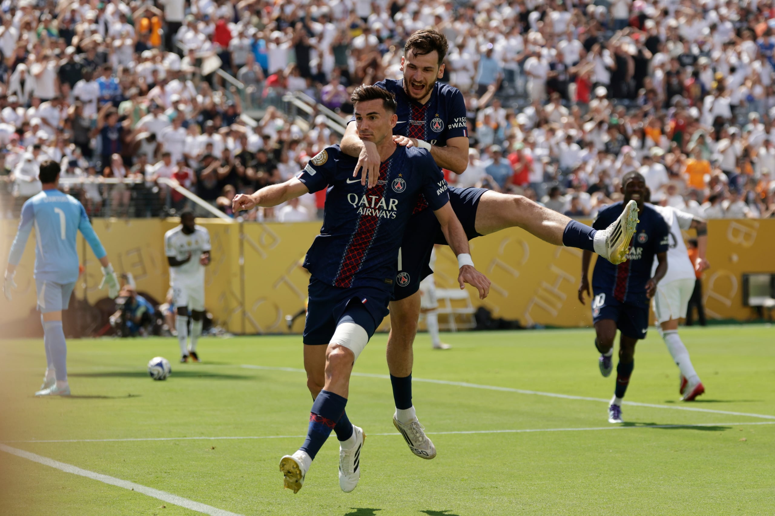 Fabián Ruiz celebra con Khvicha Kvaratskhelia tras anotar el primer gol del Paris Saint-Germain en la victoria 4-0 ante el Real Madrid en las semifinales del Mundial de Clubes.