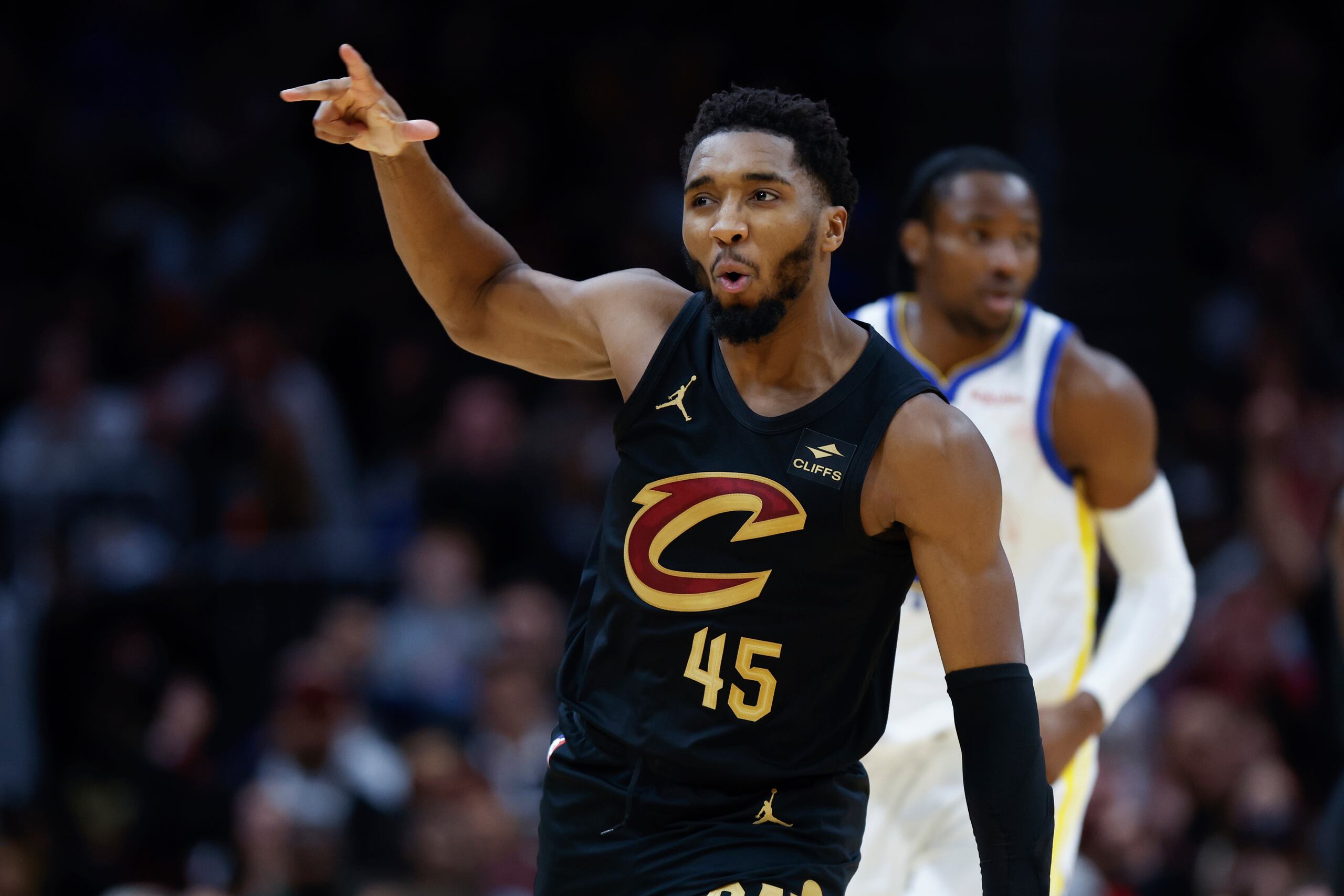 Donovan Mitchell, de los Cavaliers de Cleveland, celebra después de embocar un triple en contra de los Warriors de Golden State, durante la segunda mitad del juego de baloncesto de la NBA, el domingo 5 de noviembre de 2023, en Cleveland. (AP Foto/Ron Schwane)