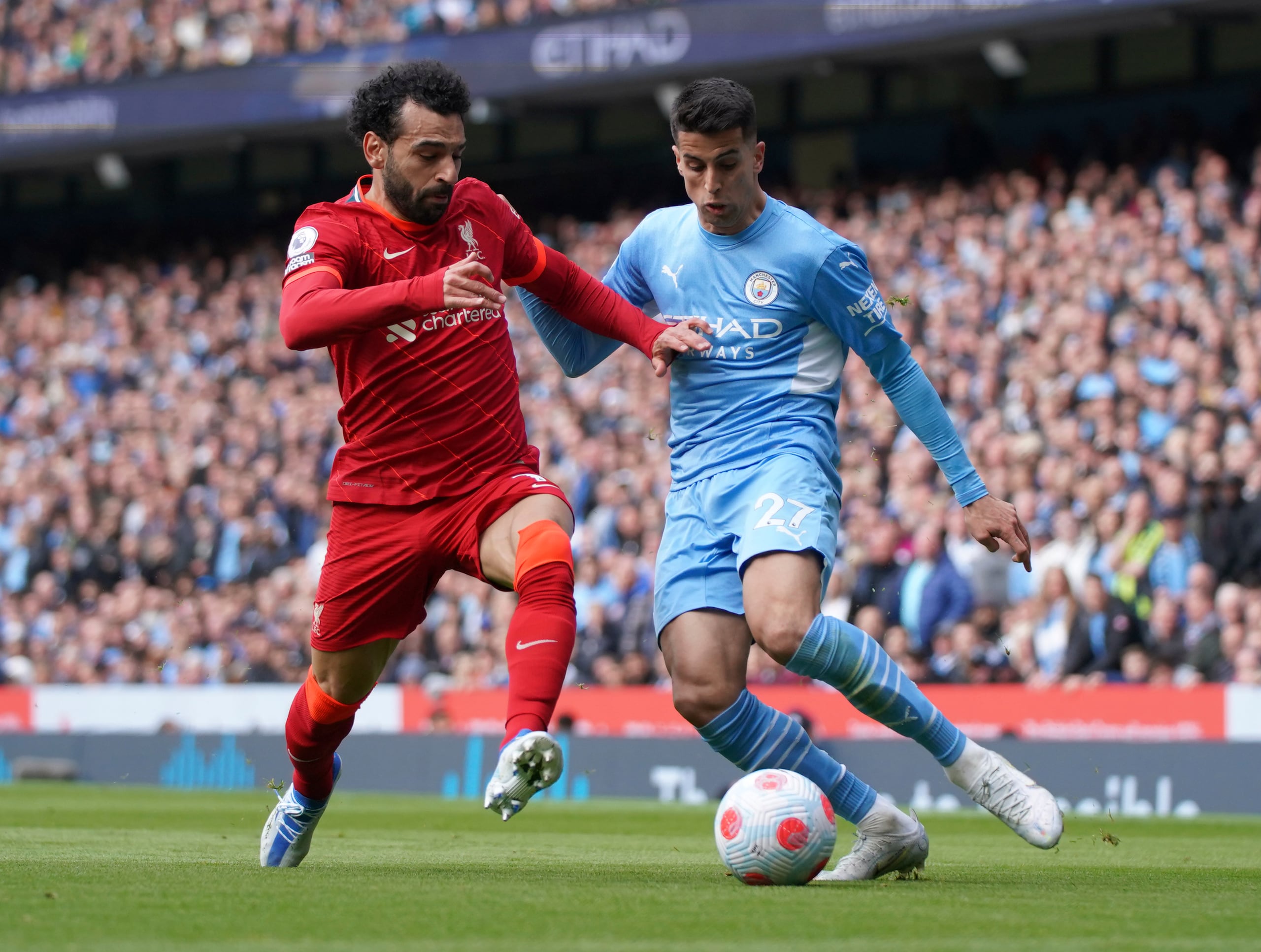 Mohamed Salah (izquierda) de Liverpool, se mostró movido y solidario con las víctimas del conflicto.