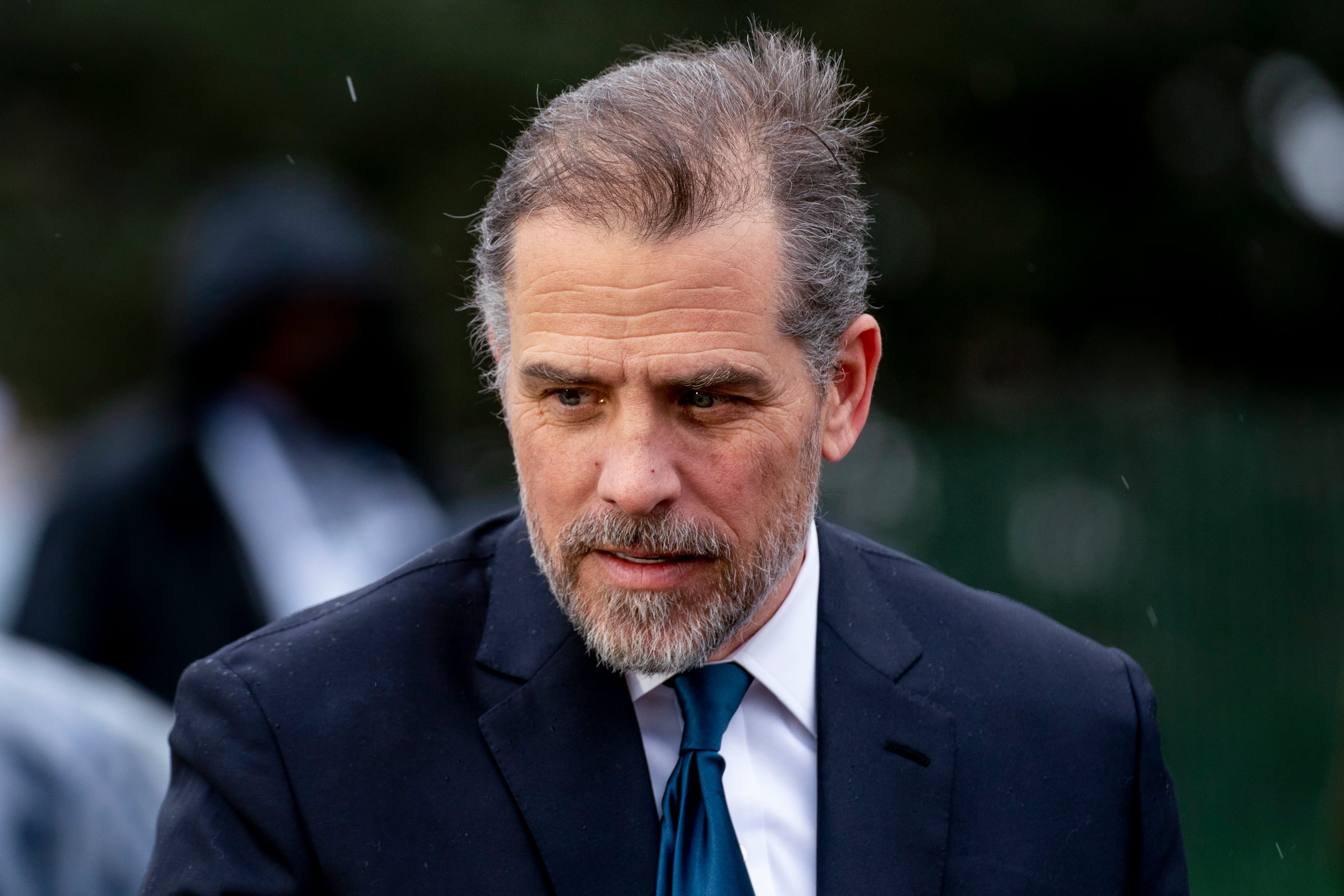 Hunter Biden, hijo de presidente estadounidense Joe Biden, habla con invitados durante las celebraciones de Pascua en la Casa Blanca, el 18 de abril de 2022, en Washington.