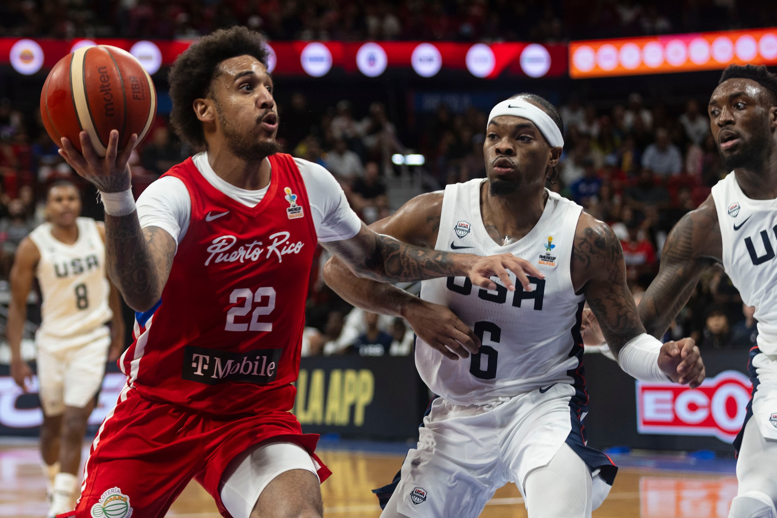 Javonte Smart (6) defiende a Alex Morales, a la izquierda, durante un juego entre Puerto Rico y Estados Unidos en la tercera y última ventana clasificatoria a la AmeriCup 2025.