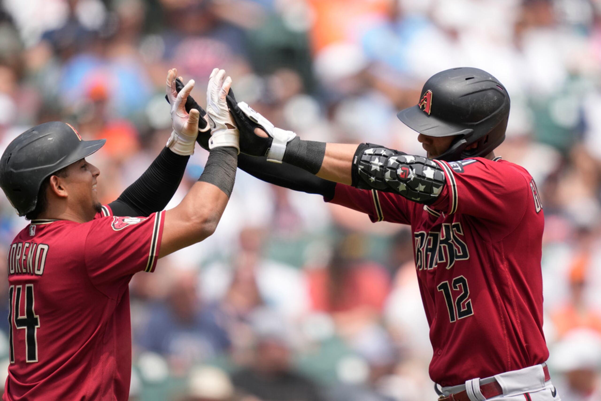 El cubano de los Diamondbacks de Arizona, Lourdes Gurriel Jr., recibe las felicitaciones de su compañero, el venezolano Gabriel Moreno, después de conectar un jonrón de tres carreras.