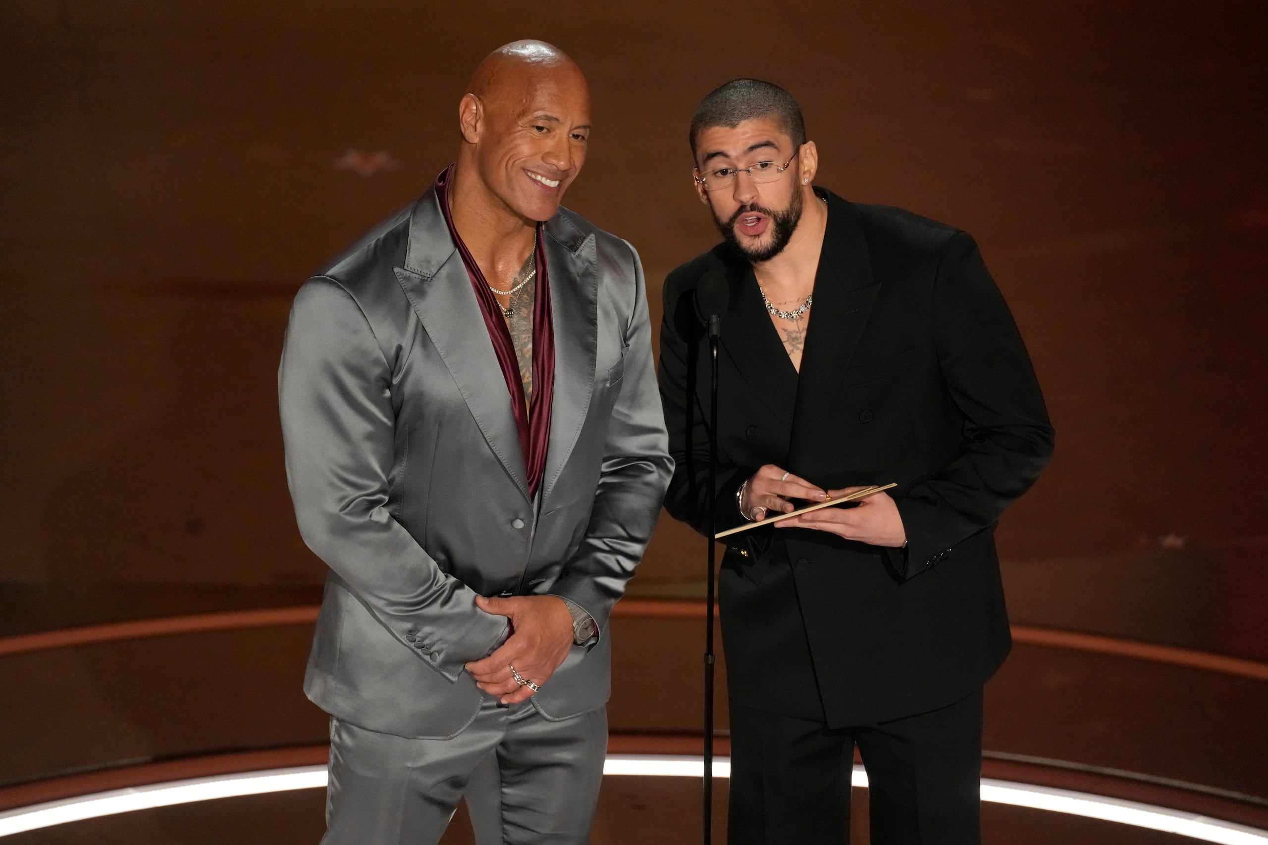 Dwayne Johnson, izquierda, y Bad Bunny entregan el premio a la mejor película internacional durante los Oscar el domingo 10 de marzo de 2024 en el Dolby Theatre de Los Ángeles. (Foto AP/Chris Pizzello)