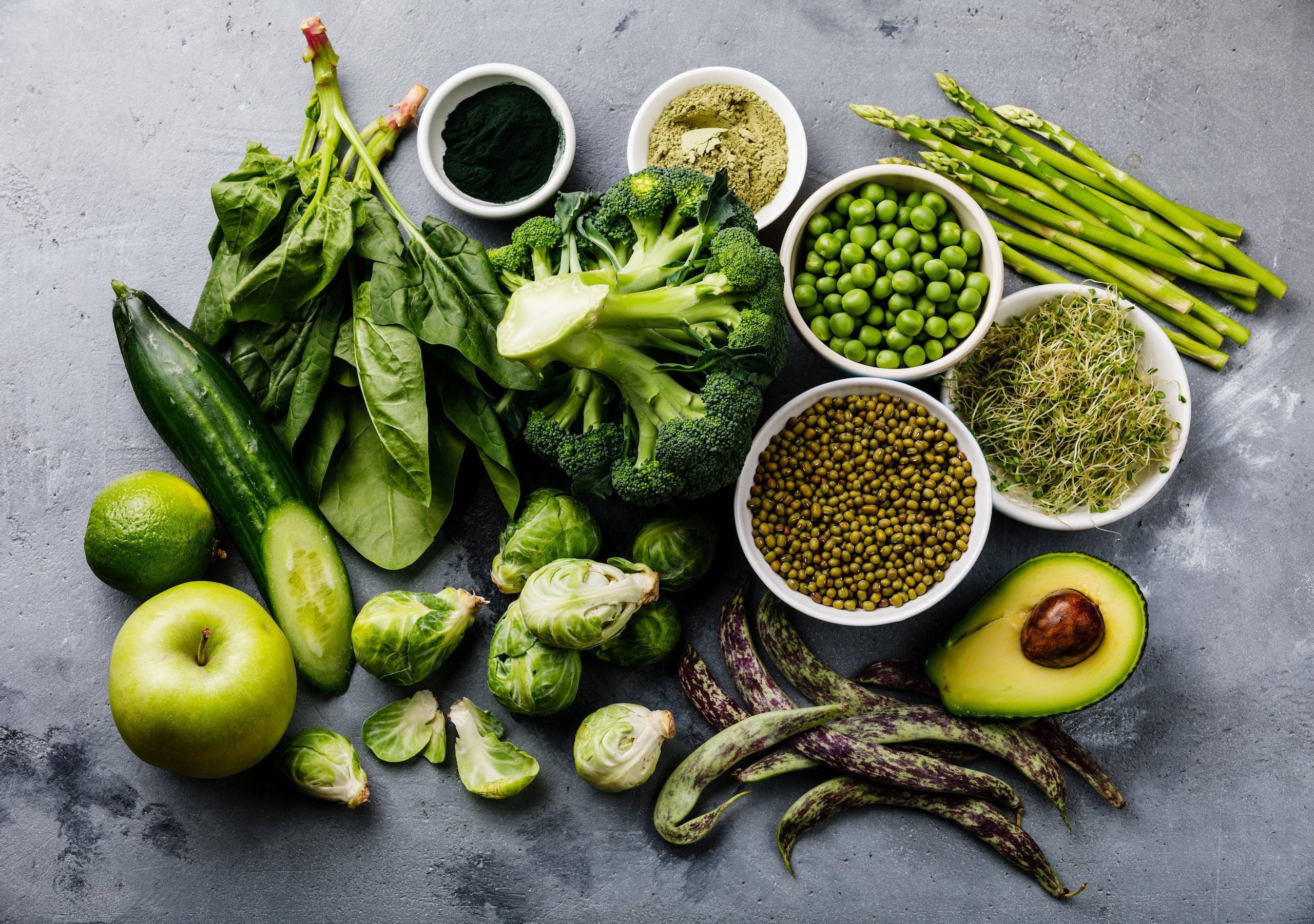 En términos simples, los superalimentos apoyan procesos clave del cuerpo como mantener energía estable y regular la inflamación.