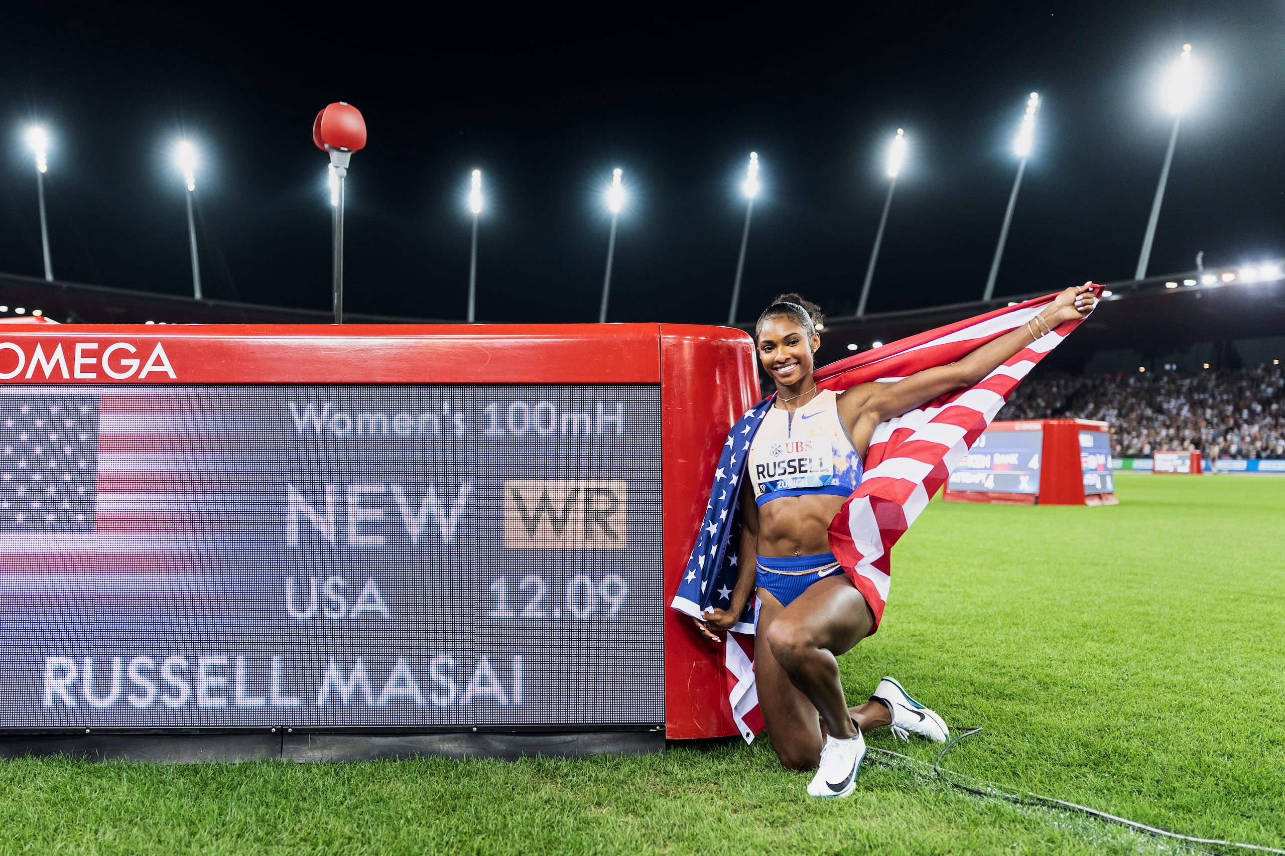 La estadounidense Masai Russell celebra al establecer un nuevo récord mundial al ganar los 100 metros con vallas en la reunión de la Liga Diamante en Zurich el jueves 27 de agosto del 2026. (Claudio Thoma/Keystone via AP)
