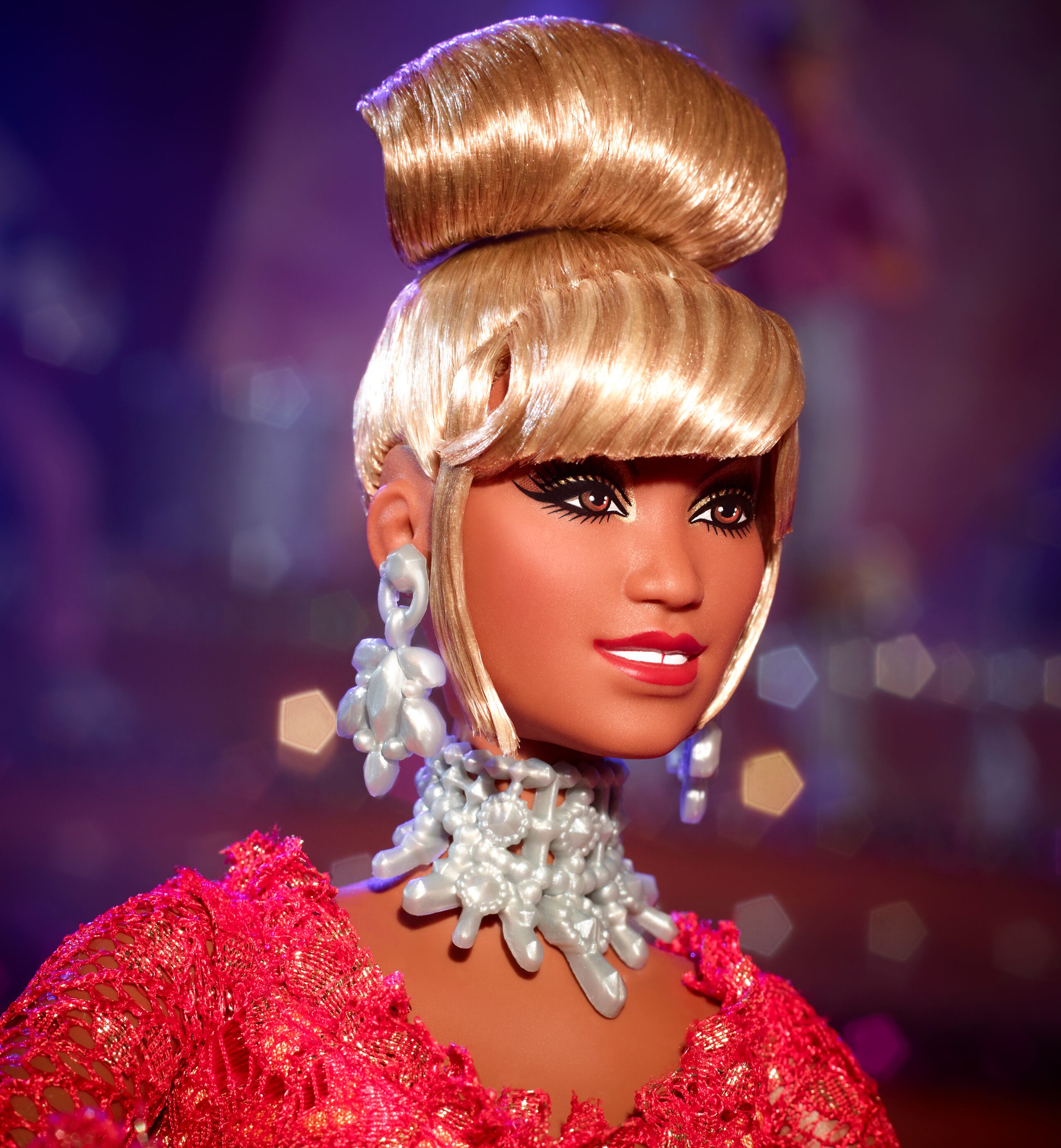 Fotografía cedida hoy por Mattel donde aparece la esperada muñeca Barbie de la "reina de la salsa" Celia Cruz, que sale a la venta este martes, un evento que los admiradores de la cantante llevan esperando desde hace dos años. EFE/Mattel /SOLO USO EDITORIAL /NO VENTAS /SOLO DISPONIBLE PARA ILUSTRAR LA NOTICIA QUE ACOMPAÑA /CRÉDITO OBLIGATORIO