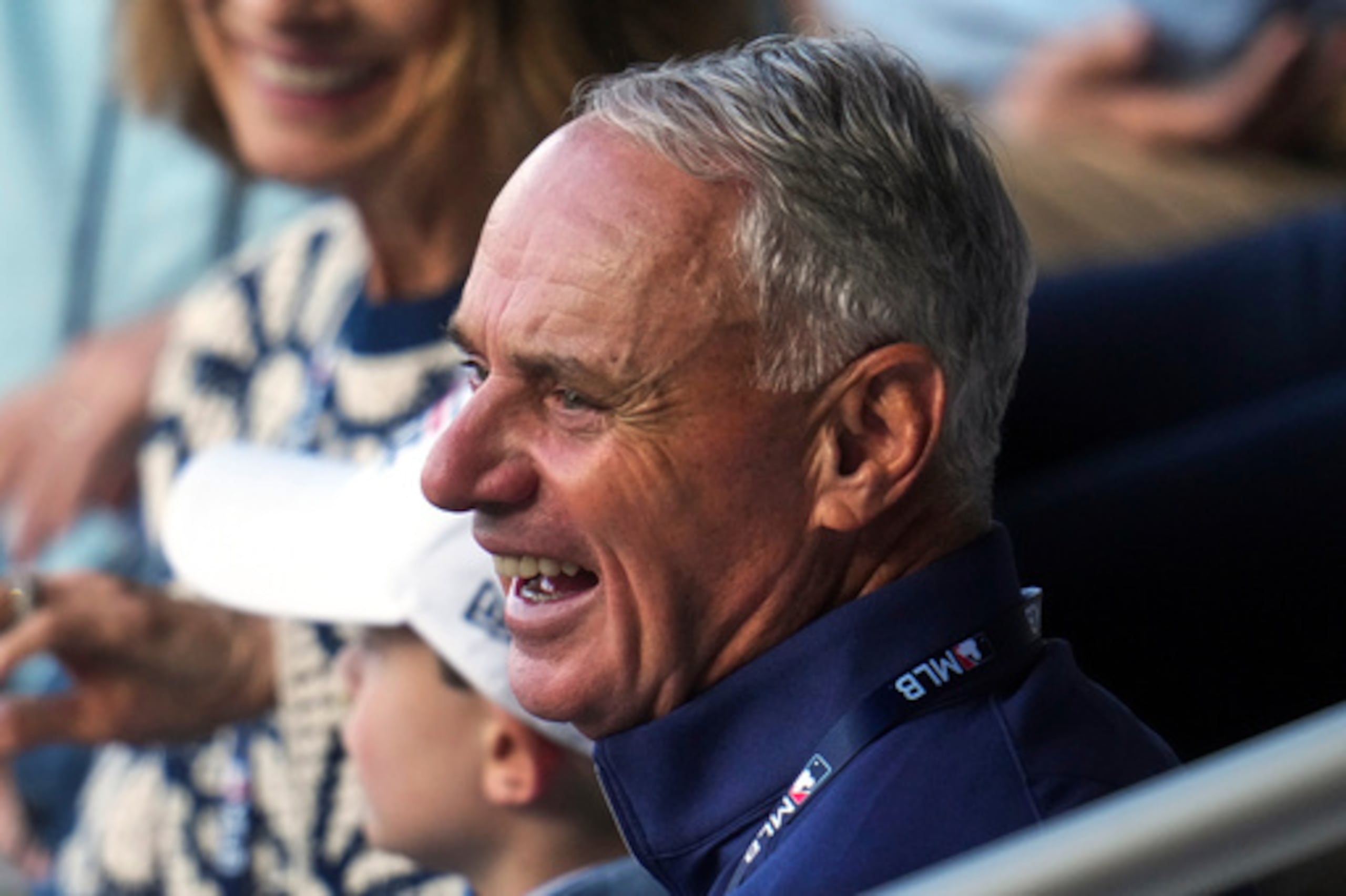 El comisionado de béisbol, Rob Manfred, asiste al partido de béisbol de la Little League Classic entre los Milwaukee Brewers y los Atlanta Braves en Williamsport (Pensilvania), el domingo 23 de agosto de 2026. (Foto AP/Gene J. Puskar)
