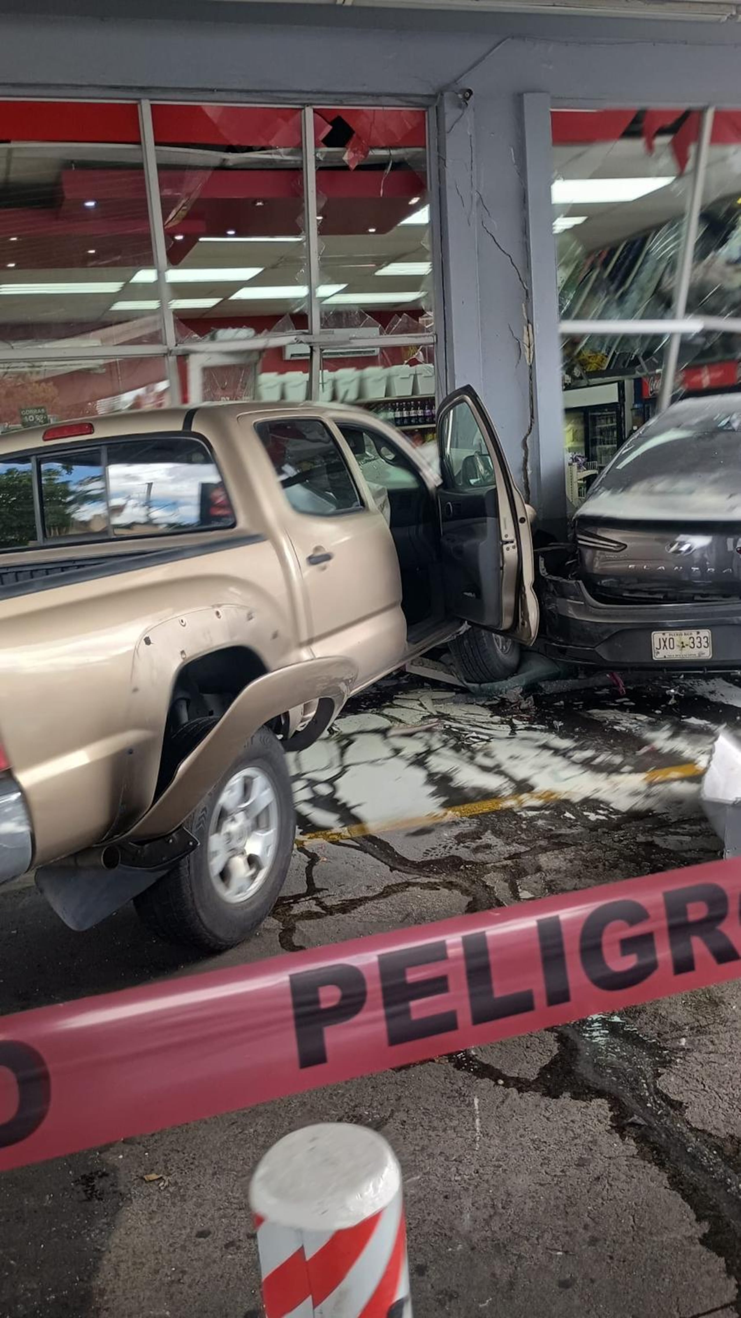 Cuatro personas resultaron heridas en un accidente de tránsito que comenzó en el kilómetro 4.5 de la carretera PR-21 frente a la estación del Tren Urbano de Las Lomas y culminó en la gasolinera Texaco.