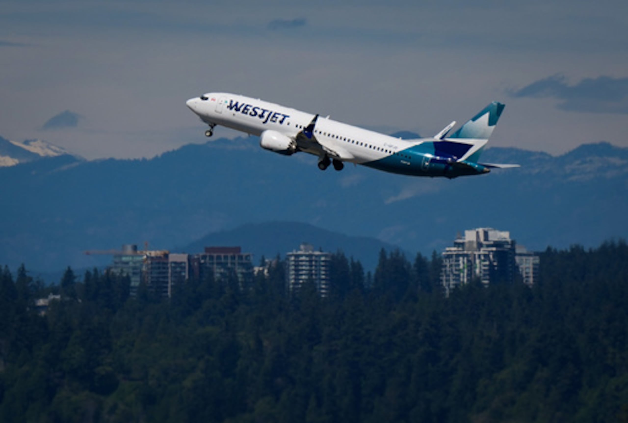 Un avión Boeing 737 Max de Westjet despega del aeropuerto internacional de Vancouver, en Richmond (Columbia Británica, Canadá), el viernes 31 de julio de 2026. (Darryl Dyck/The Canadian Press vía AP)