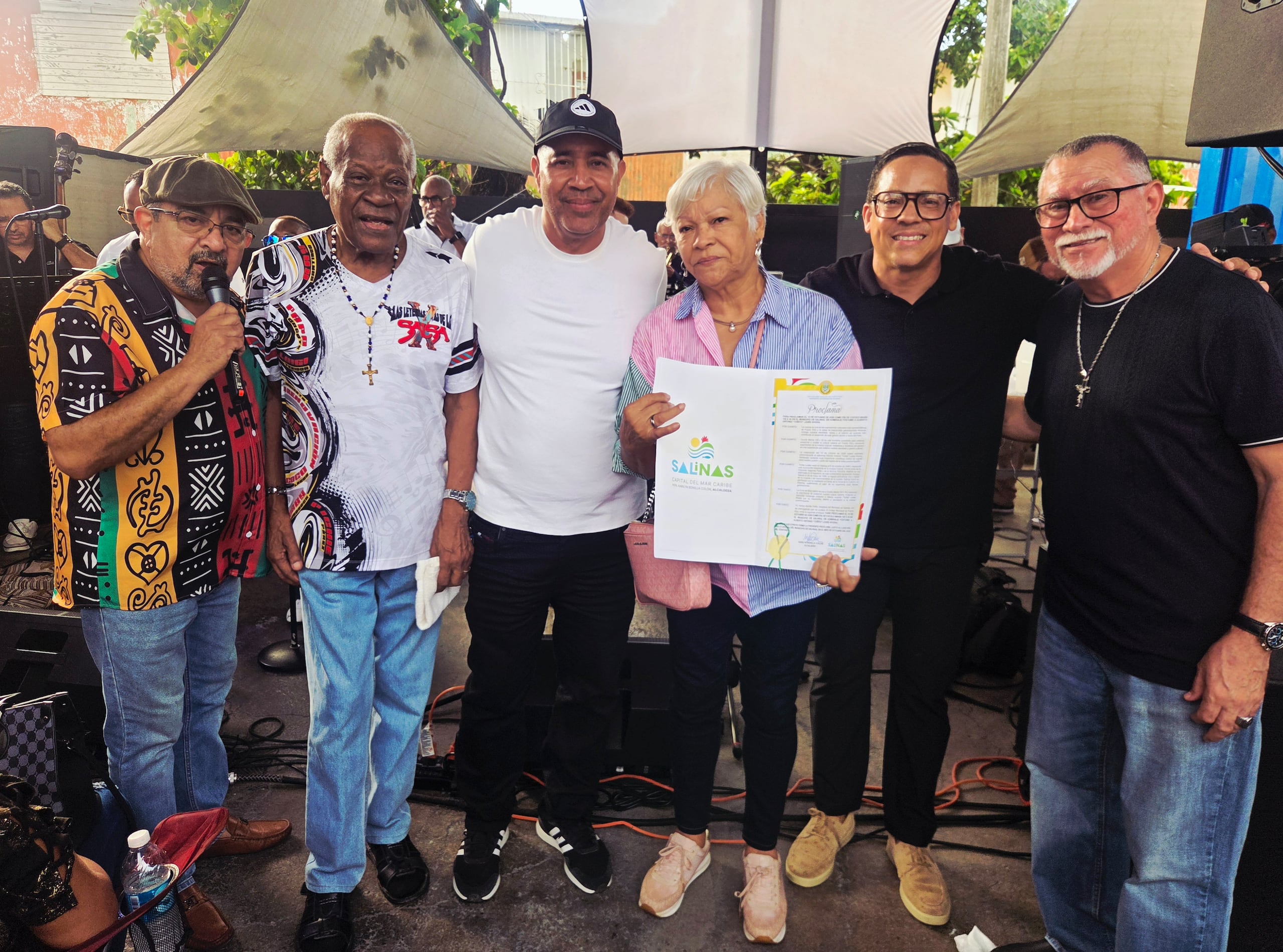 En la actividad estuvo presente la viuda de Toñito Ledée, Anita Colón, y su hijo Omar Ledée, a quienes se les entregó una resolución del Municipio de Salinas.