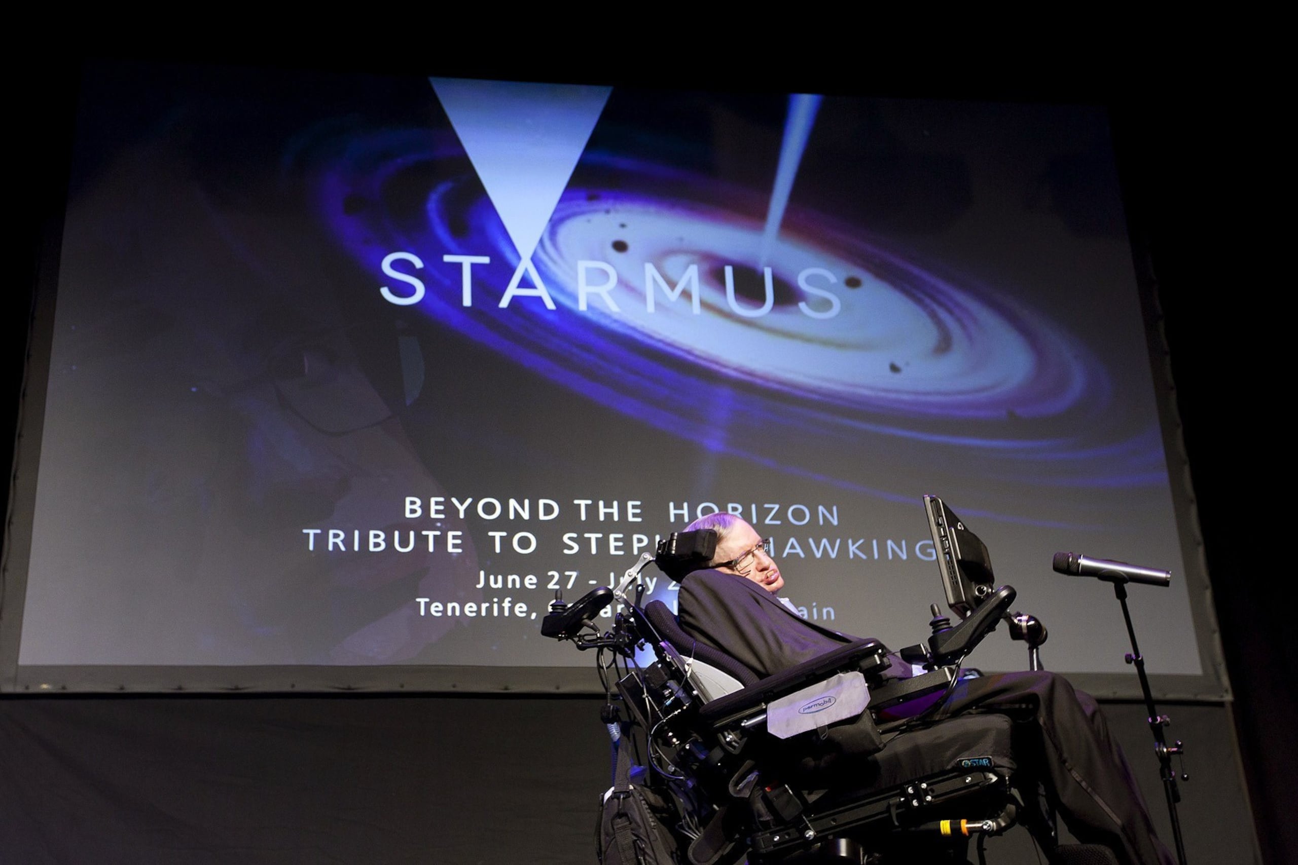 El físico británico Stephen Hawking pronuncia la charla "A Brief History of Mine" en la que hace un repaso a su vida y carrera.