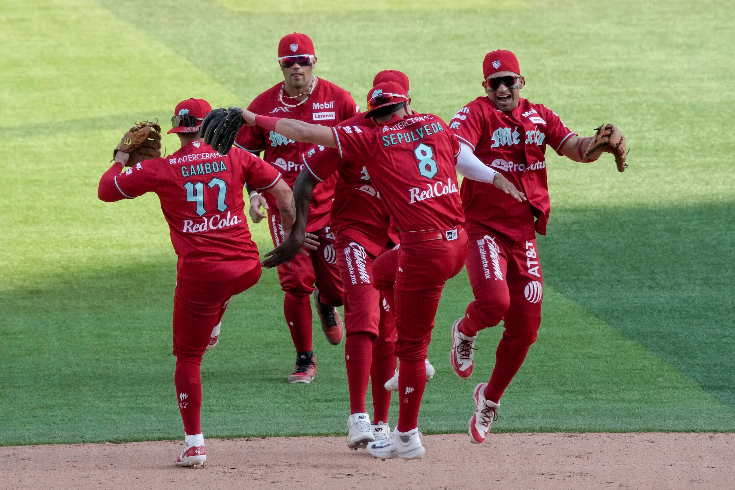 Los jugadores de los Diablos Rojos celebran su victoria sobre los Yankees.
