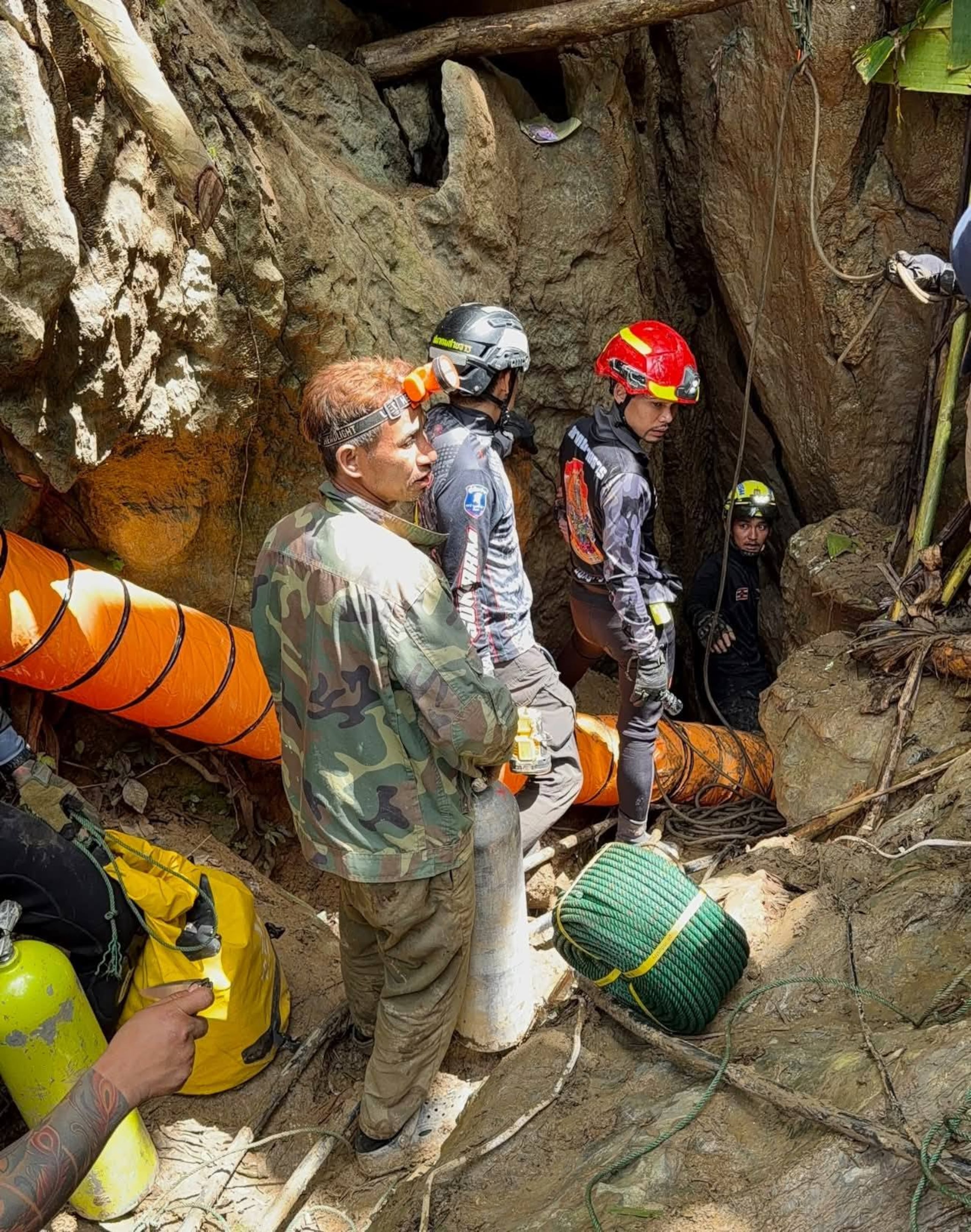 En esta imagen difundida por Metta Tham Rescue Kalasin, rescatistas buscan a siete personas atrapadas en una cueva en la provincia de Xaisomboun, el lunes 25 de mayo de 2026, en Laos. (Metta Tham Rescue Kalasin vía AP)