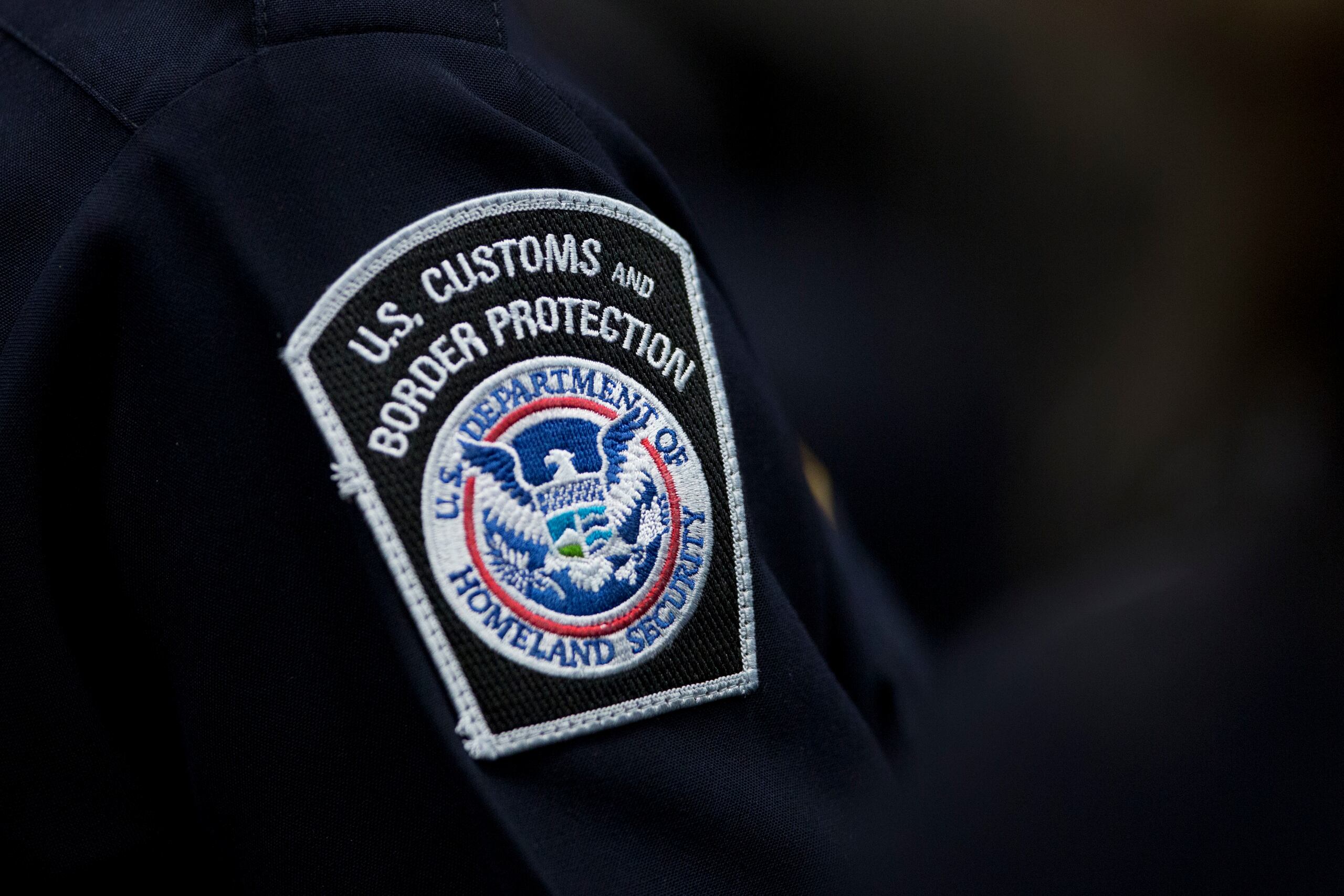 La mujer logró conseguir una chaqueta de ICE y una identificación.