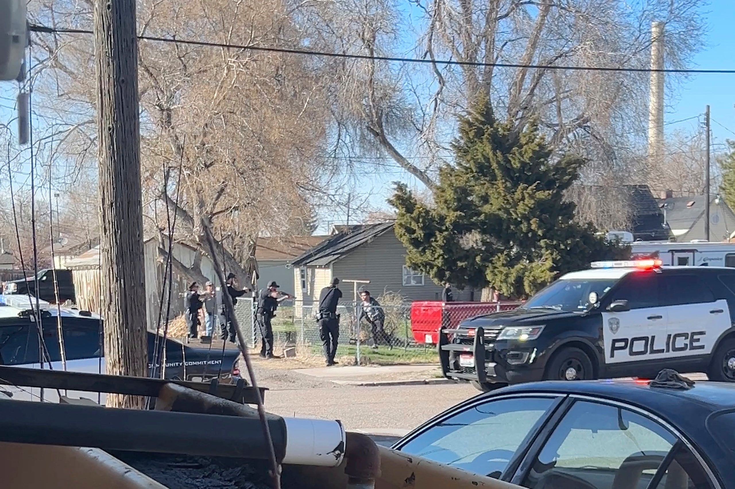 En esta imagen de un vídeo, se ve a la Policía poco antes de abrir fuego contra Víctor Pérez al otro lado de una valla el sábado, 5 de abril de 2025 en Pocatello, Idaho. (Brad Andres vía AP/Archivo)