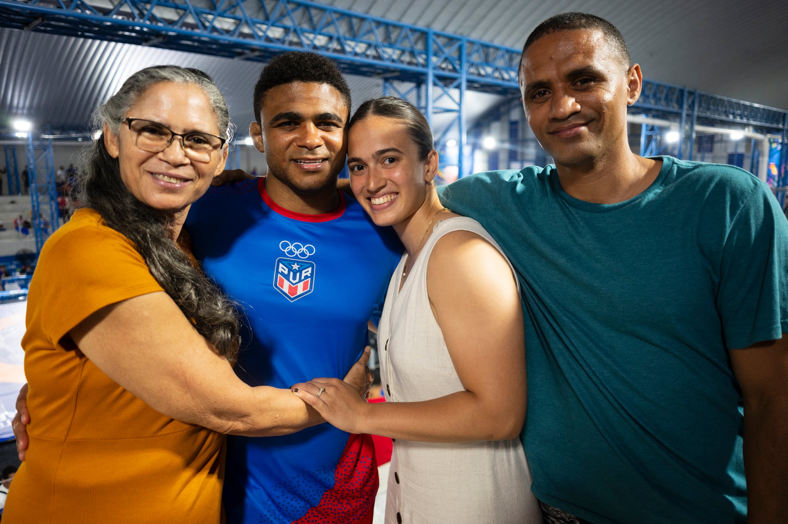 Franklin Gómez posa junto a su madre Margarita Matos, su esposa Paola Nicole Maldonado, y se hermano Emanuel, concluida la acción en San Salvador, a donde fueron todos ellos a verlo competir posiblemente por vez final en su carrera.