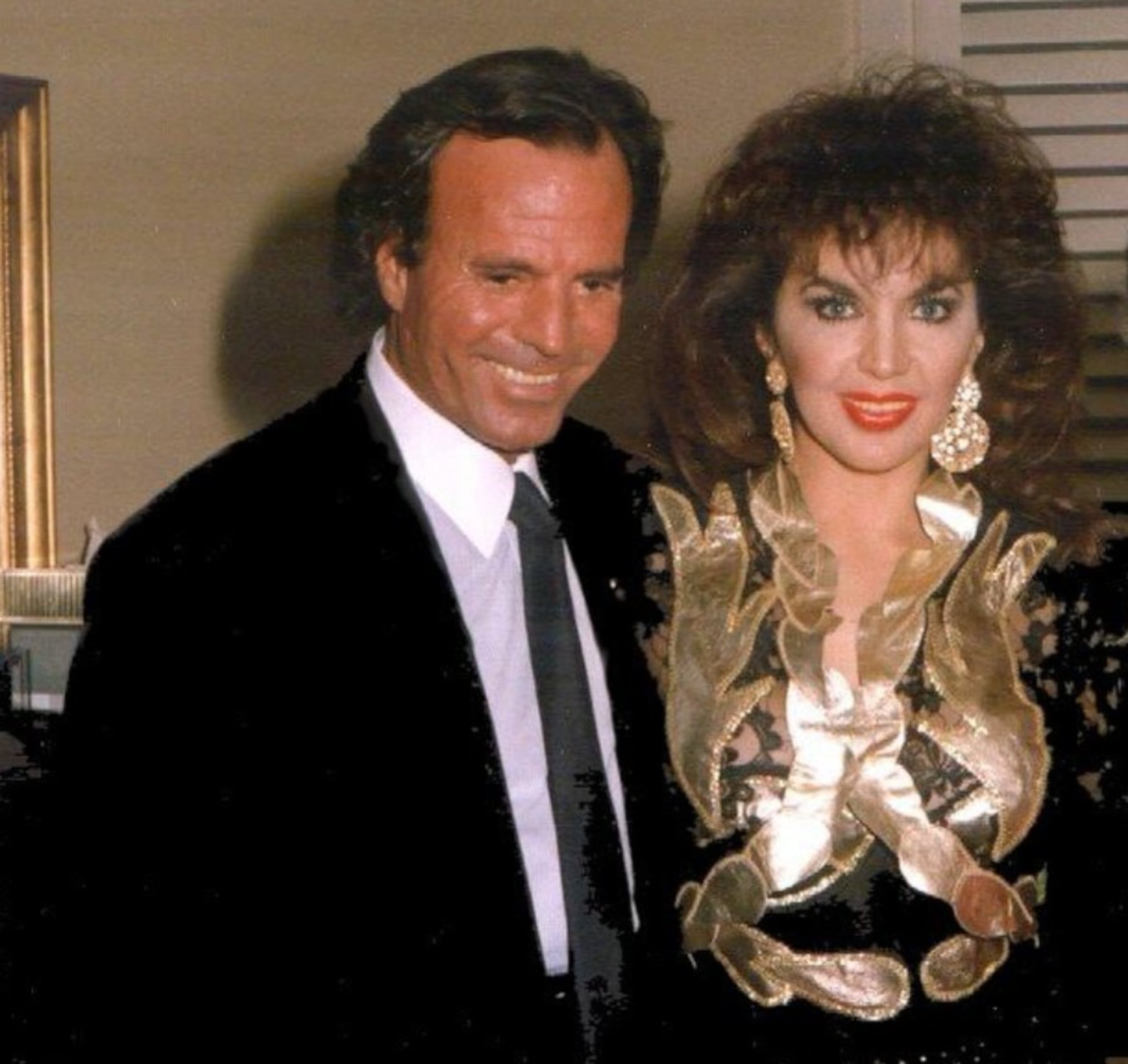 Olga Breeskin junto a Julio Iglesias