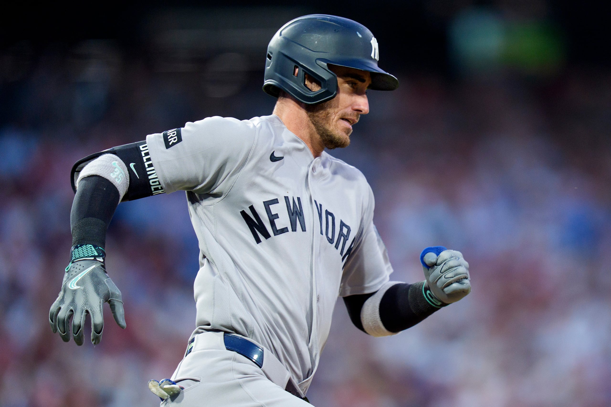 Cody Bellinger, de los Yankees de Nueva York, corre las bases en un juego contra los Phillies de Filadelfia.