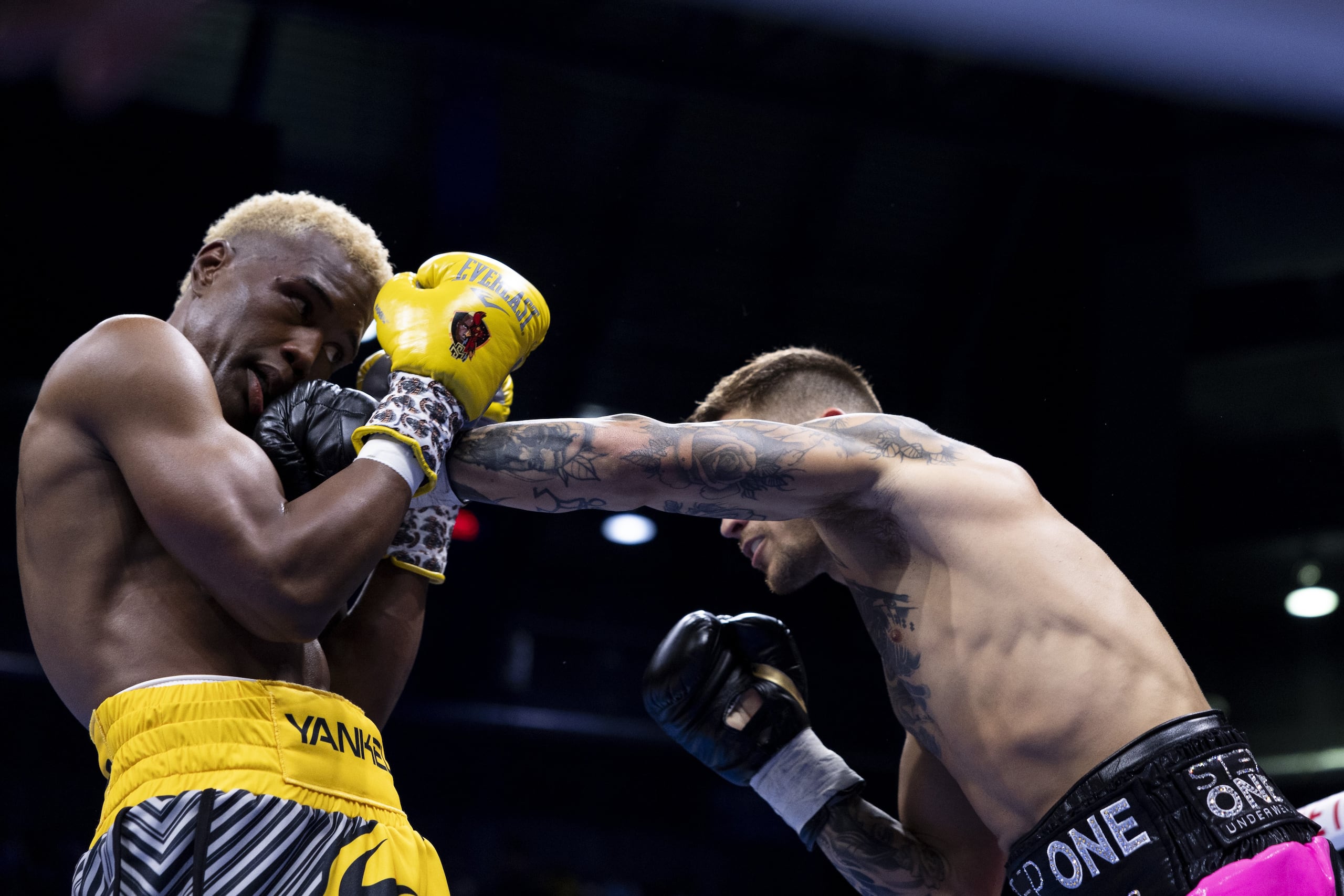 Liam Paro conecta una recta izquierda al rostro de Subriel Matías durante el combate titular celebrado en Manatí el 15 de junio.