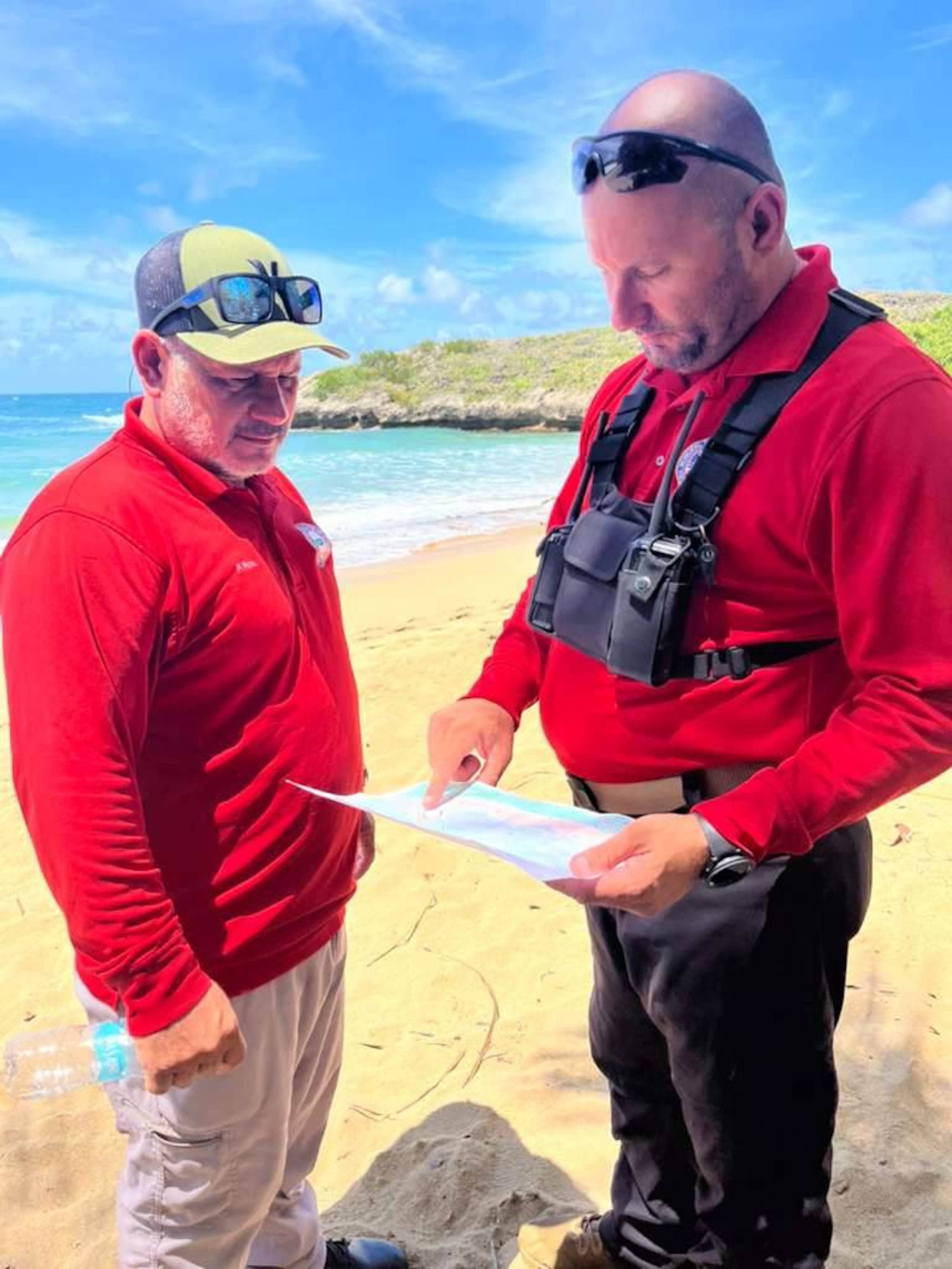 Los rescatistas lesionados fueron identificados como Angel L. "Sea Hunt" Rosas (izquierda), y Pablo Ocaña.