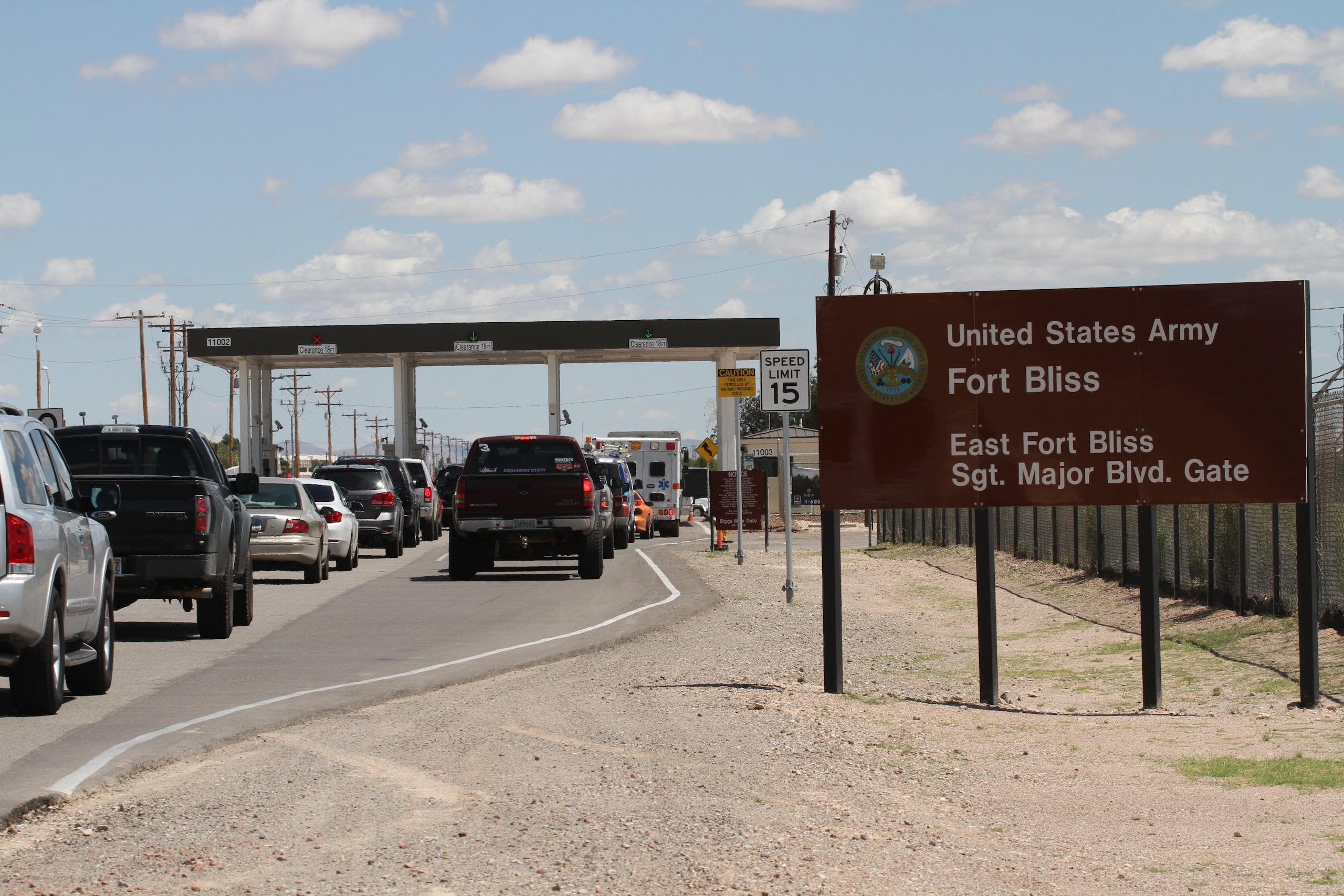 ARCHIVO – Varios automóviles esperan para entrar en Fort Bliss, en El Paso, Texas, el 9 de septiembre de 2014. (AP Foto/Juan Carlos Llorca, Archivo)