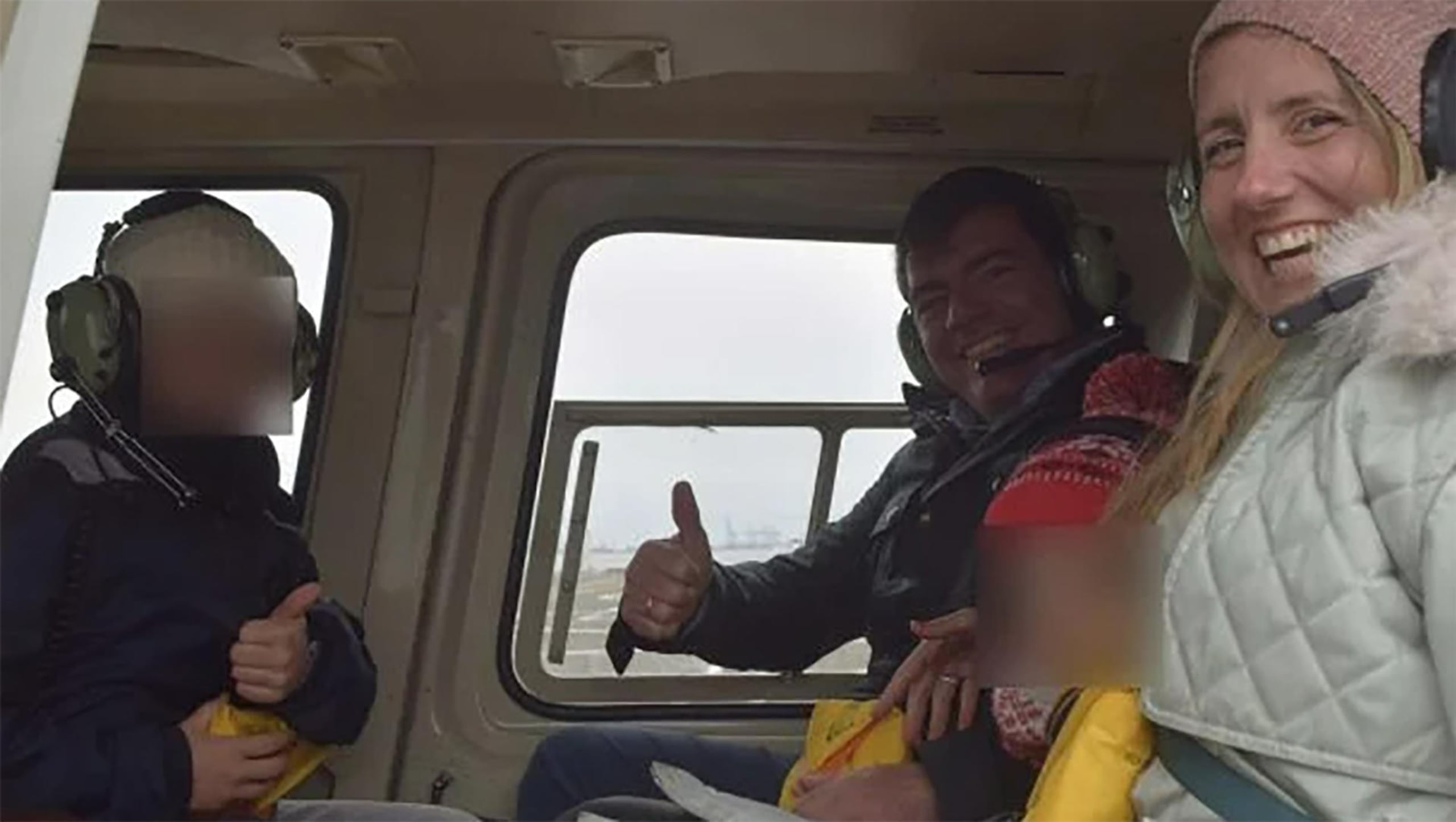 El español Agustín Escobar Cañadas, directivo de Siemens, su esposa, Mercè Camprubí Montal, también directiva en esta empresa, y sus tres hijos, son cinco de las seis víctimas mortales del accidente de helicóptero ocurrido este jueves en aguas del río Hudson, en Nueva York. En la imagen, la familia se fotografía durante el vuelo antes de sufrir el accidente.