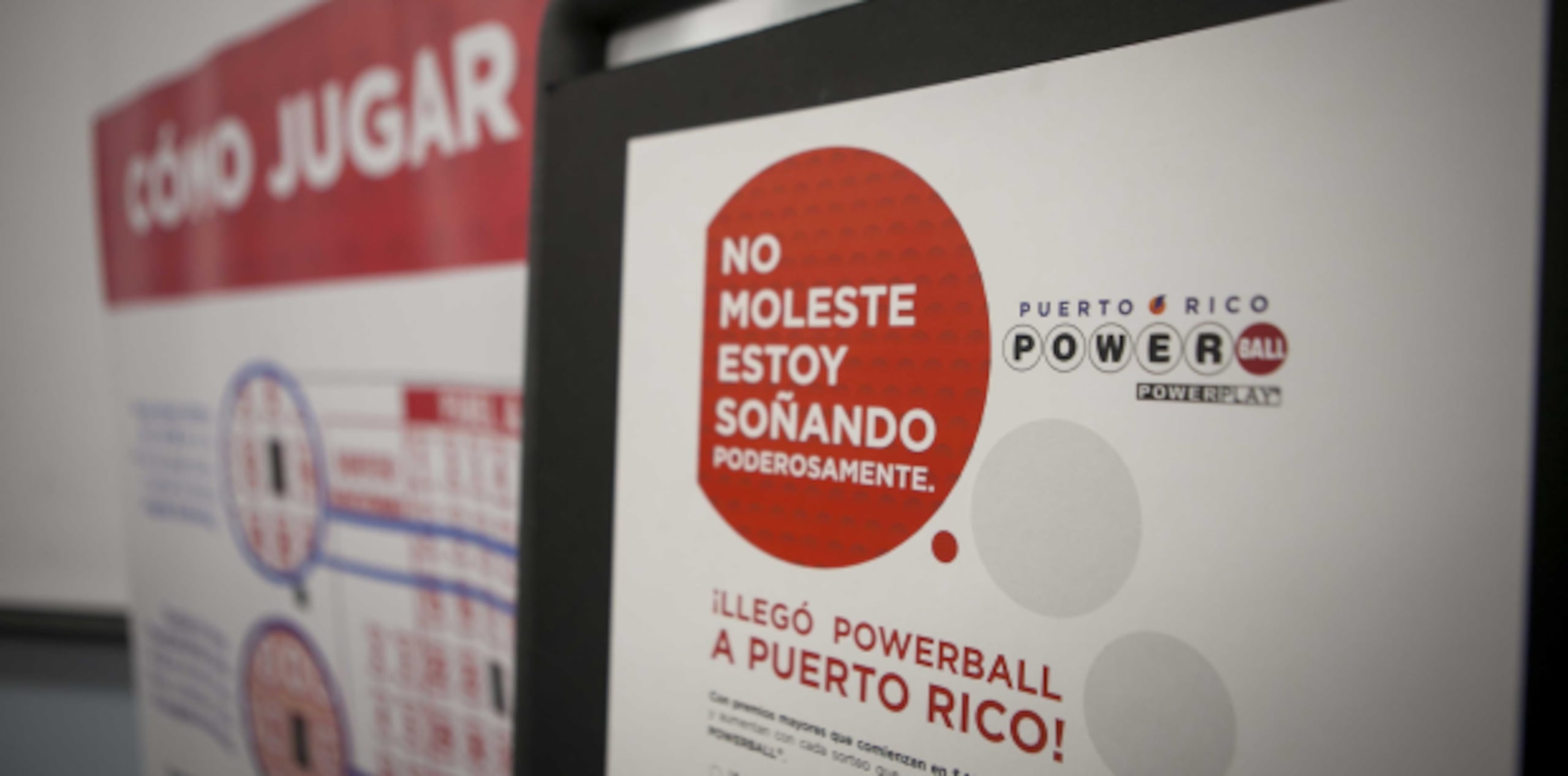 Para jugar, las personas deben escoger cinco números del 1 al 59 que representan los bolos blancos del sorteo. También deben seleccionar un número del 1 al 35 que representa la bola roja o el llamado Powerball. (Archivo)