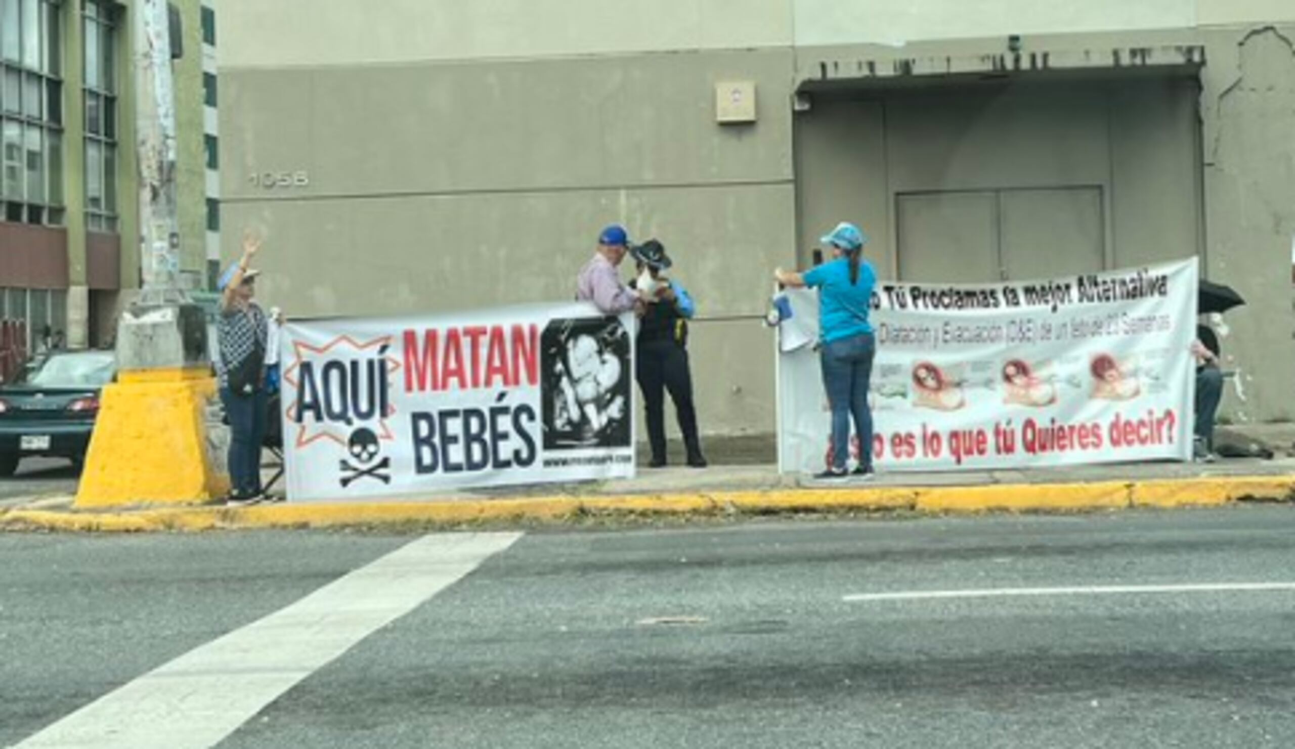 Algunas pancartas que se observan en la manifestación. (Captura X)