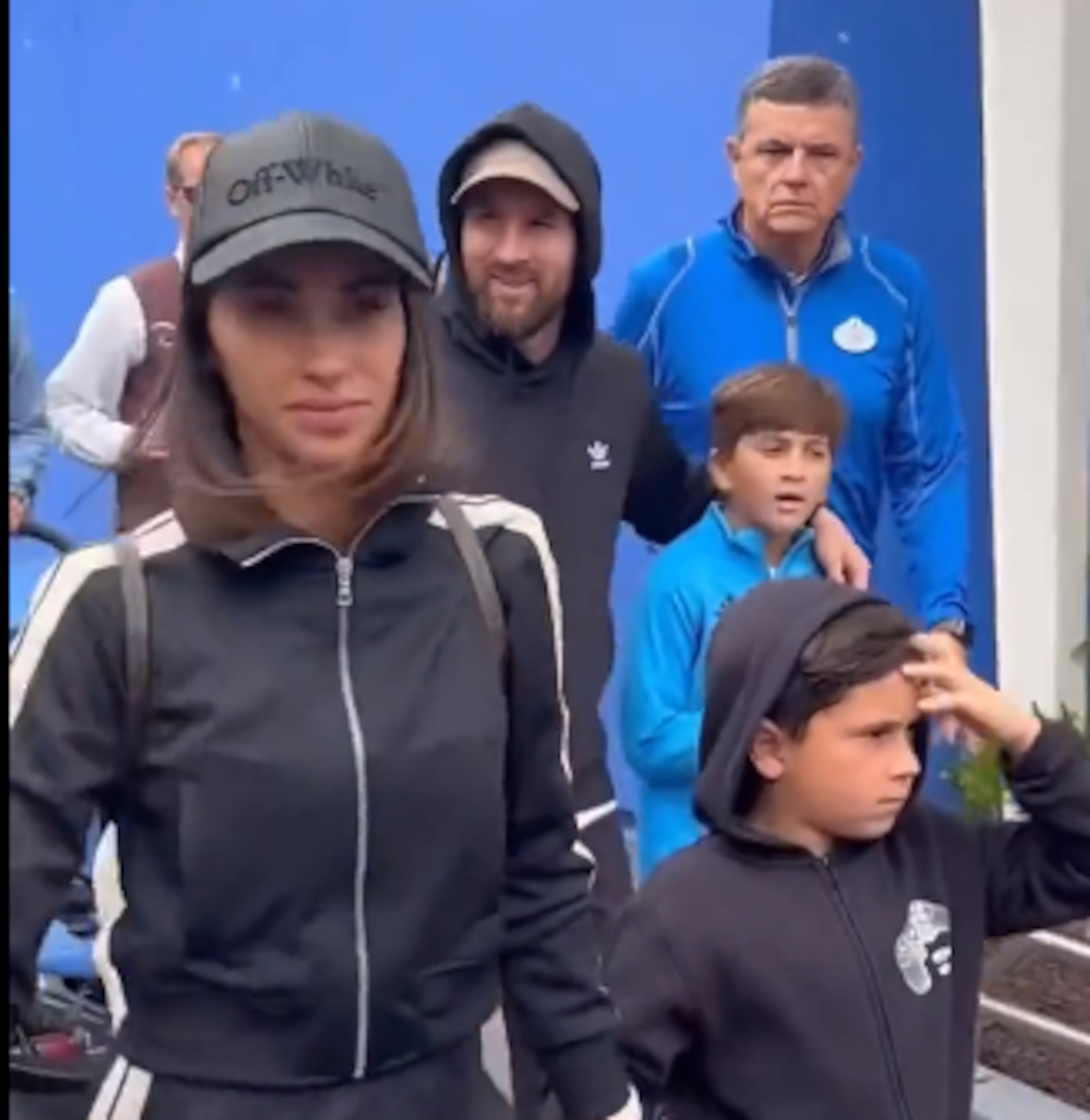 Lionel Messi y su familia trataron, sin éxito, de pasar desapercibidos por el parque temático.