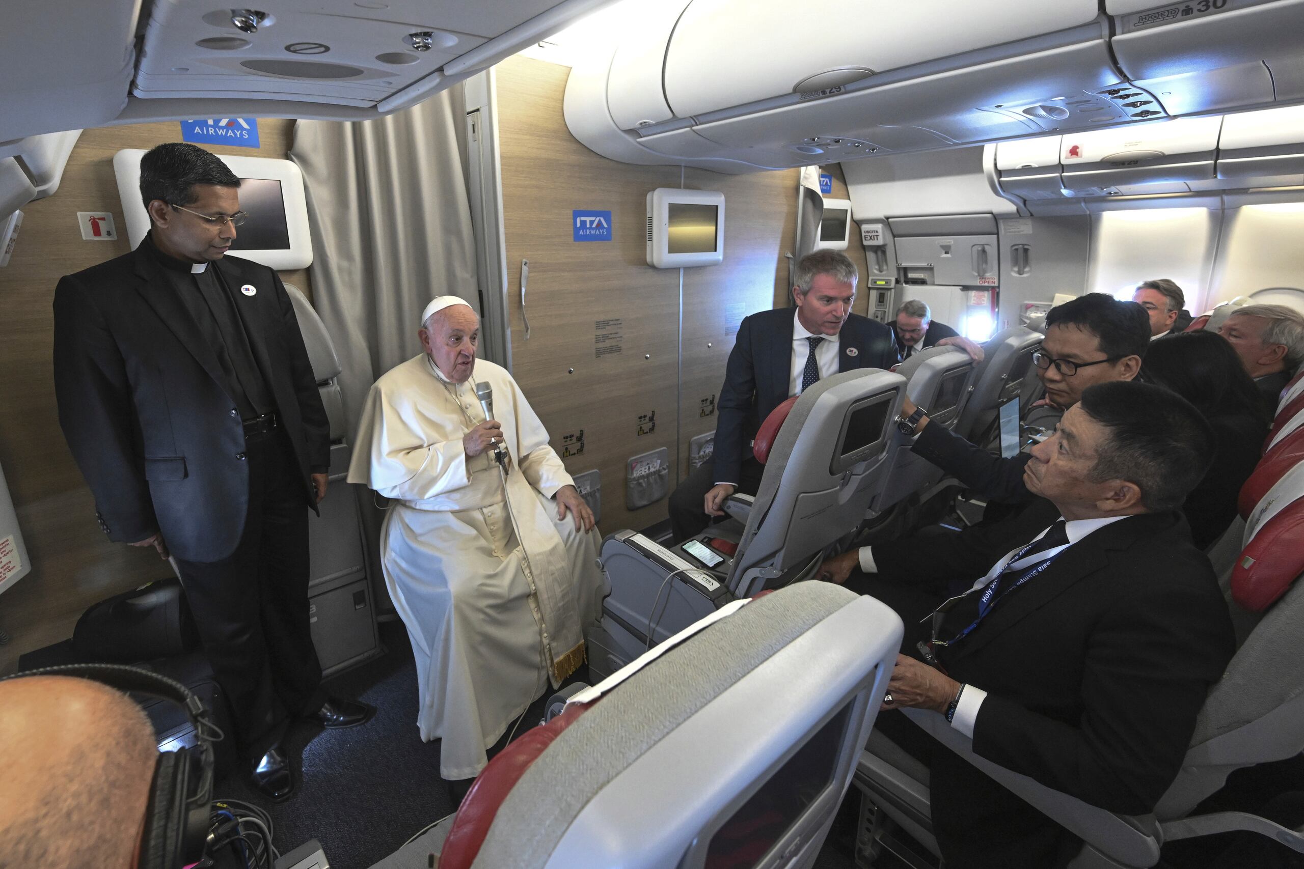El papa Francisco habla con periodistas durante el vuelo de regreso a Roma desde Ulán Bator, Mongolia, el 4 de septiembre de 2023. (Ciro Fusco/ANSA vía AP, Piscina)