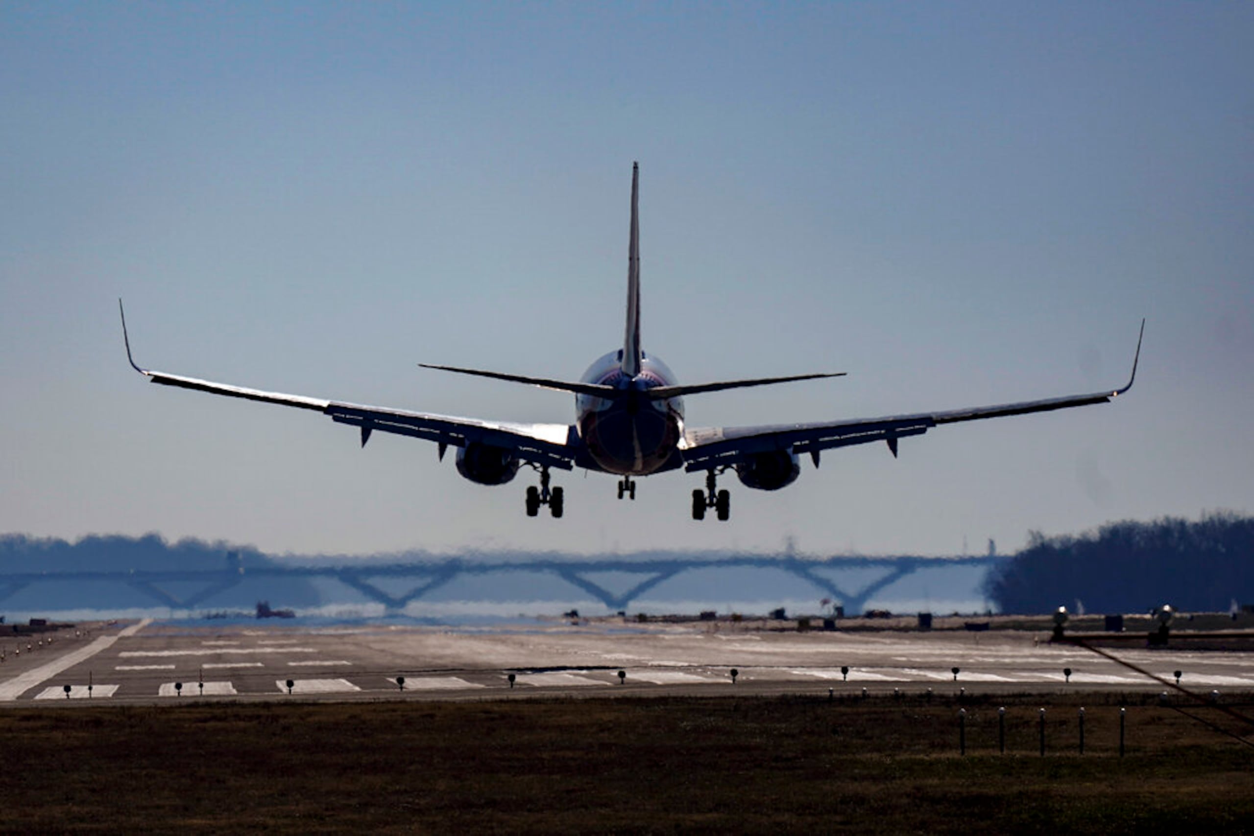 Afortunadamente, La puerta no se abrió, el avión no sufrió daños y todos los pasajeros resultaron ilesos.