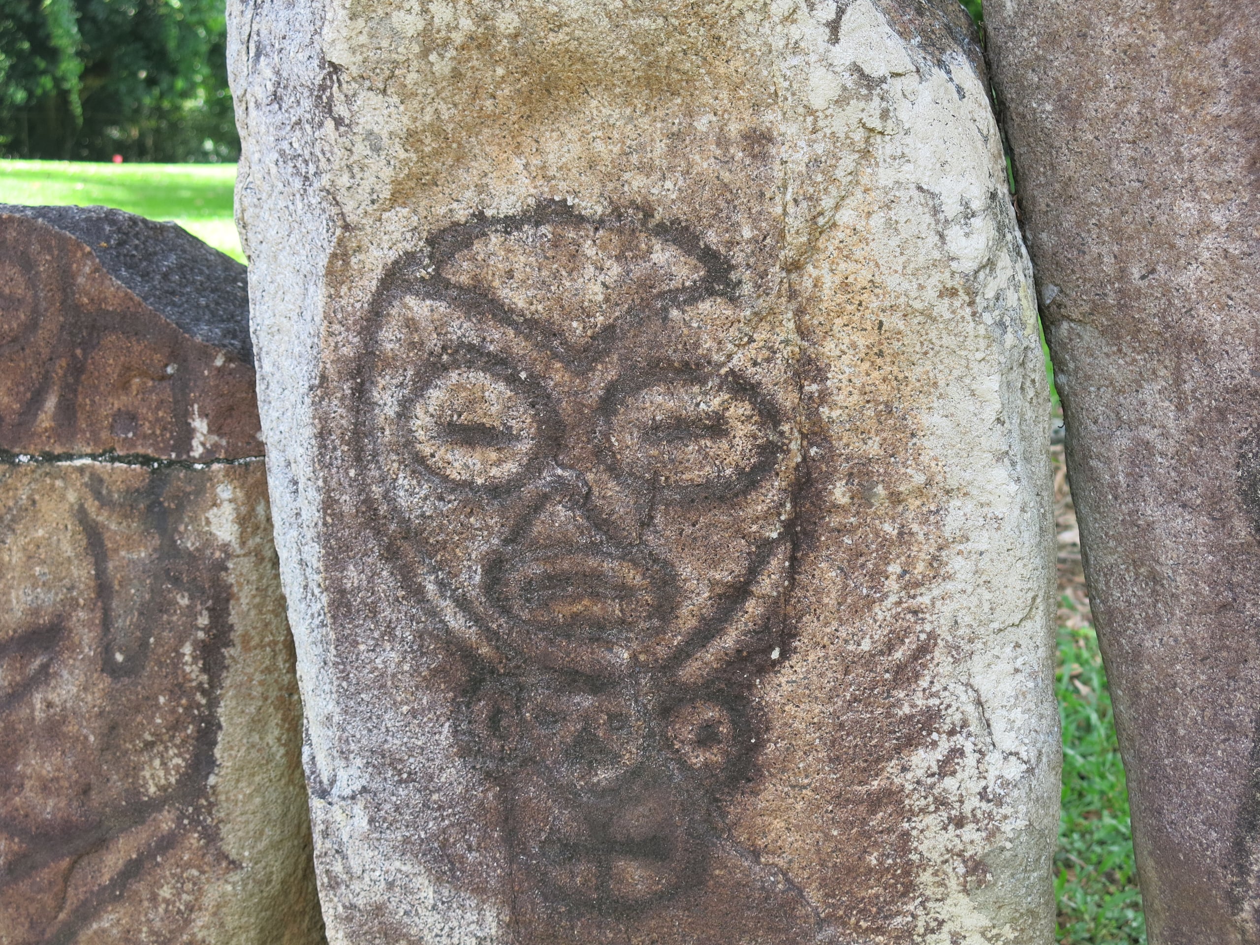 Fotografía donde se observa un petroglifo del batey principal en el Centro Ceremonial Indígena de Caguana, el 4 de junio de 2024, en Utuado (EFE/Marina Villén)