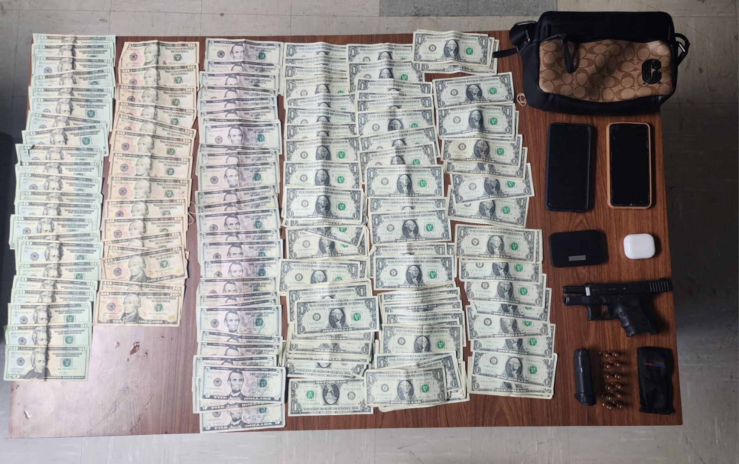 Dinero, celulares y armas que les ocuparon a los sospechosos.