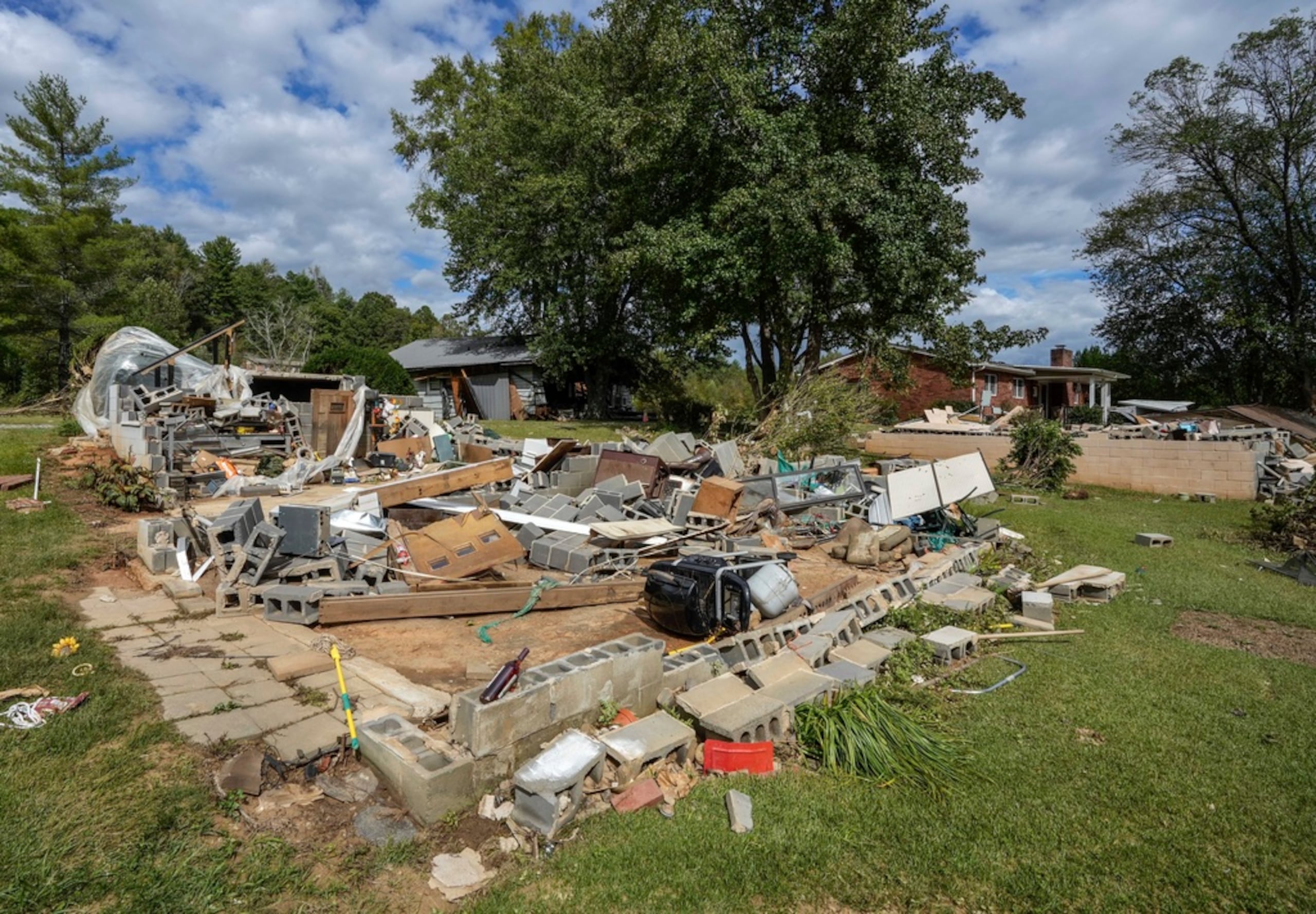 Todo lo que queda es el cimiento de una de las casas de la familia White, destruida por el huracán Helene, el 1 de octubre de 2024, en Morganton, Carolina del Norte.