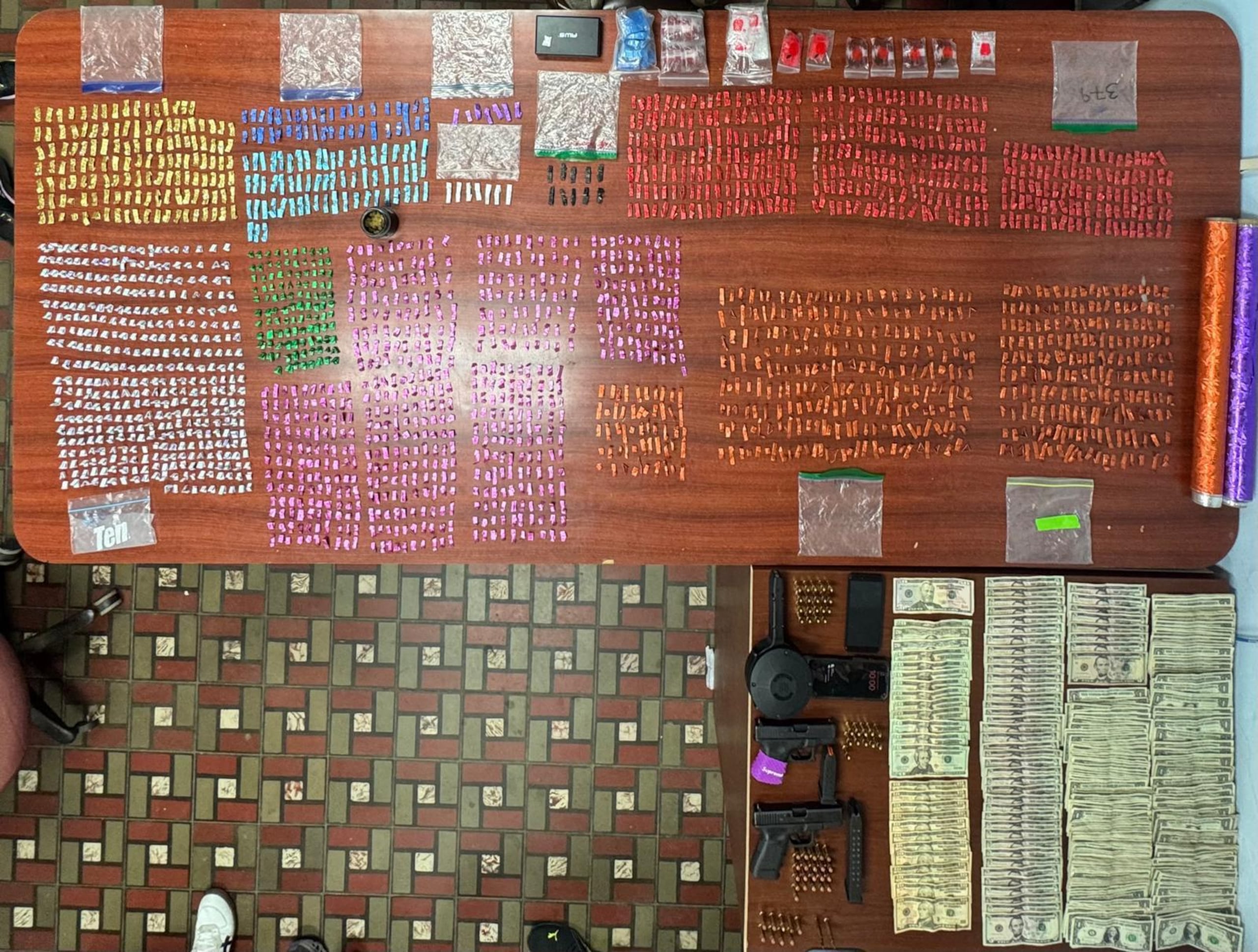 Resultados de un allanamiento en un apartamento del edificio 3 del residencial Las Muñecas, en Aguadilla.